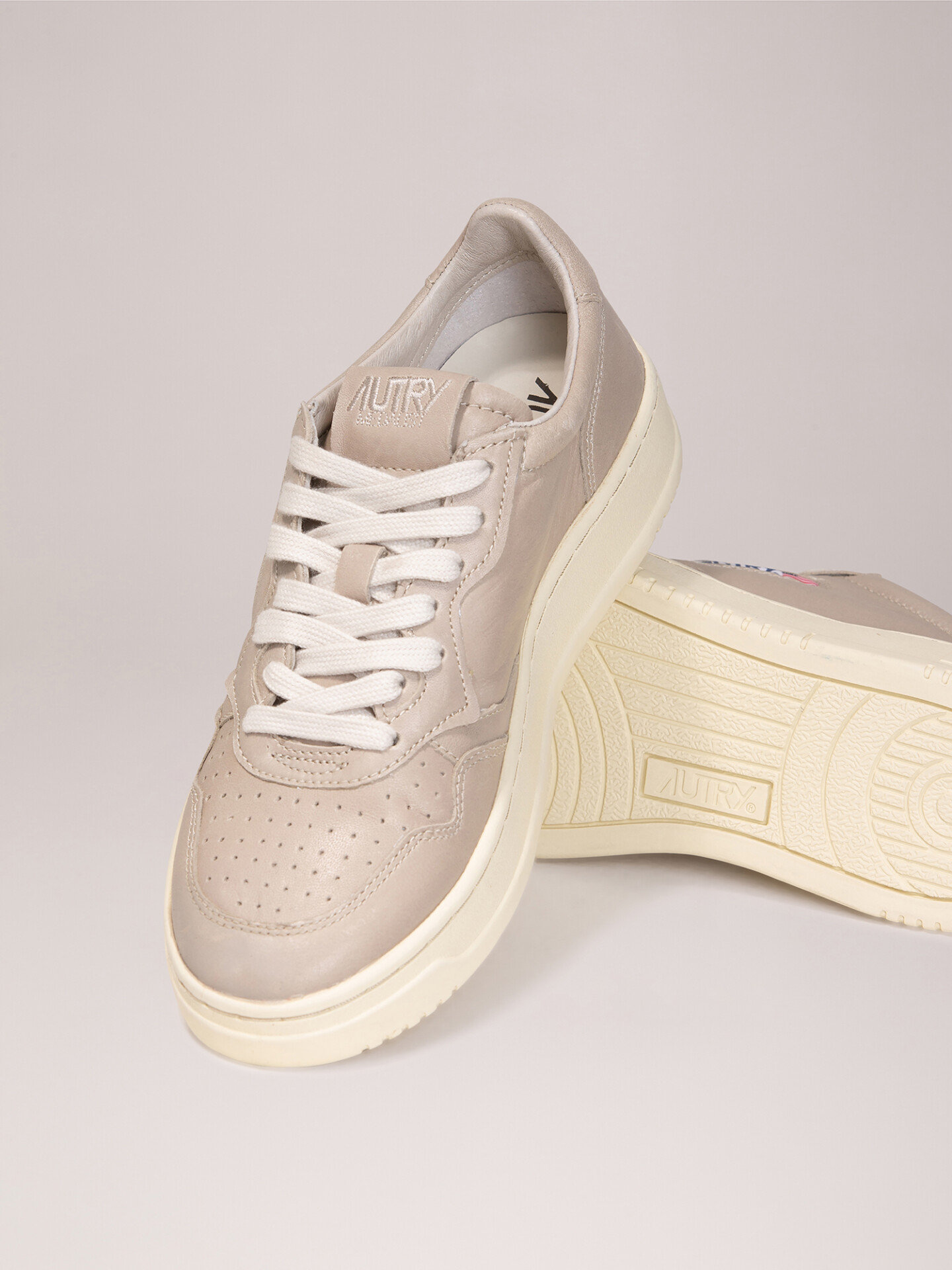 Detailansicht von Sneaker aus Leder von AUTRY