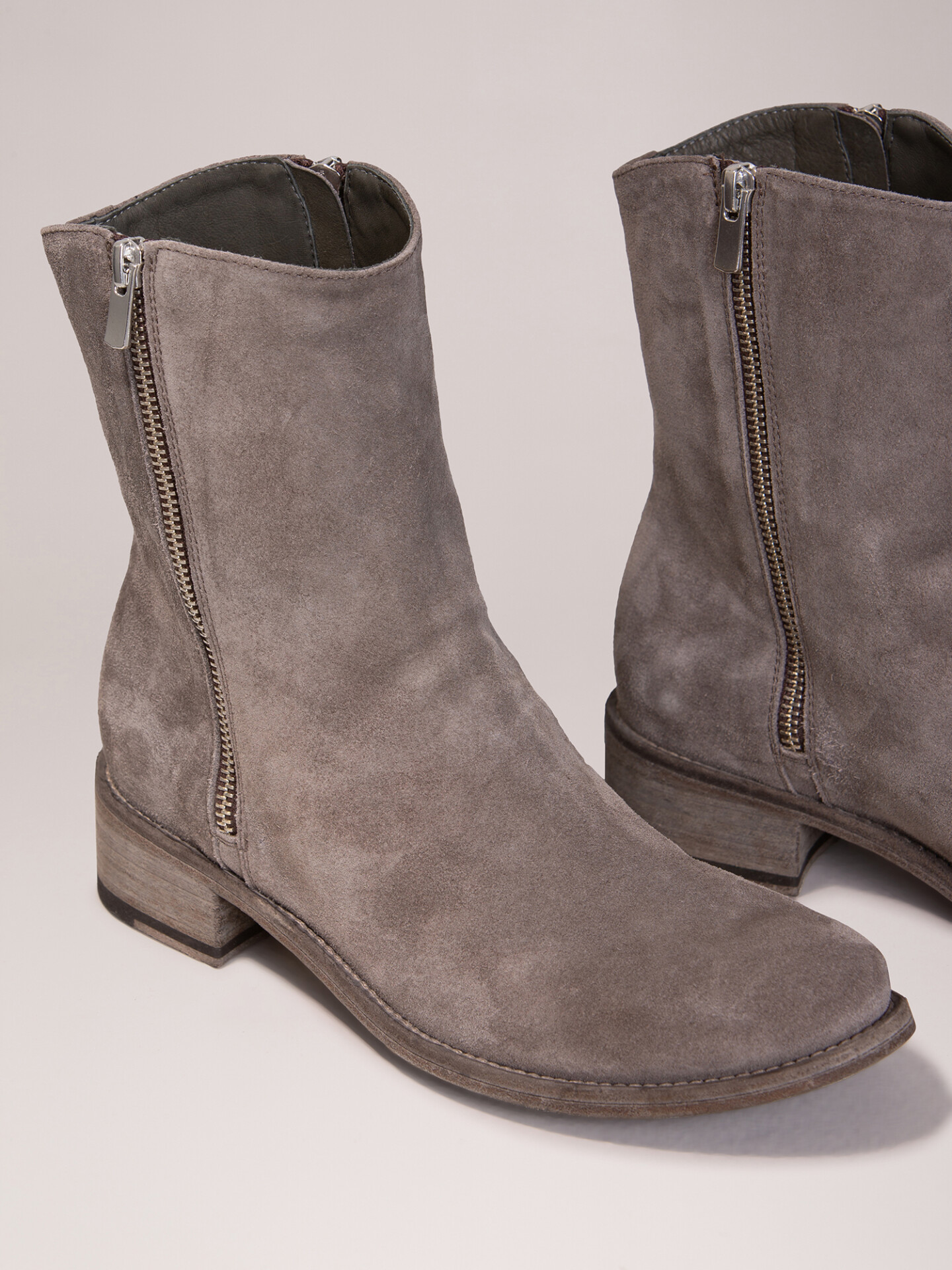 Detailansicht von Lederstiefelette aus Veloursleder von OFFICINE CREATIVE