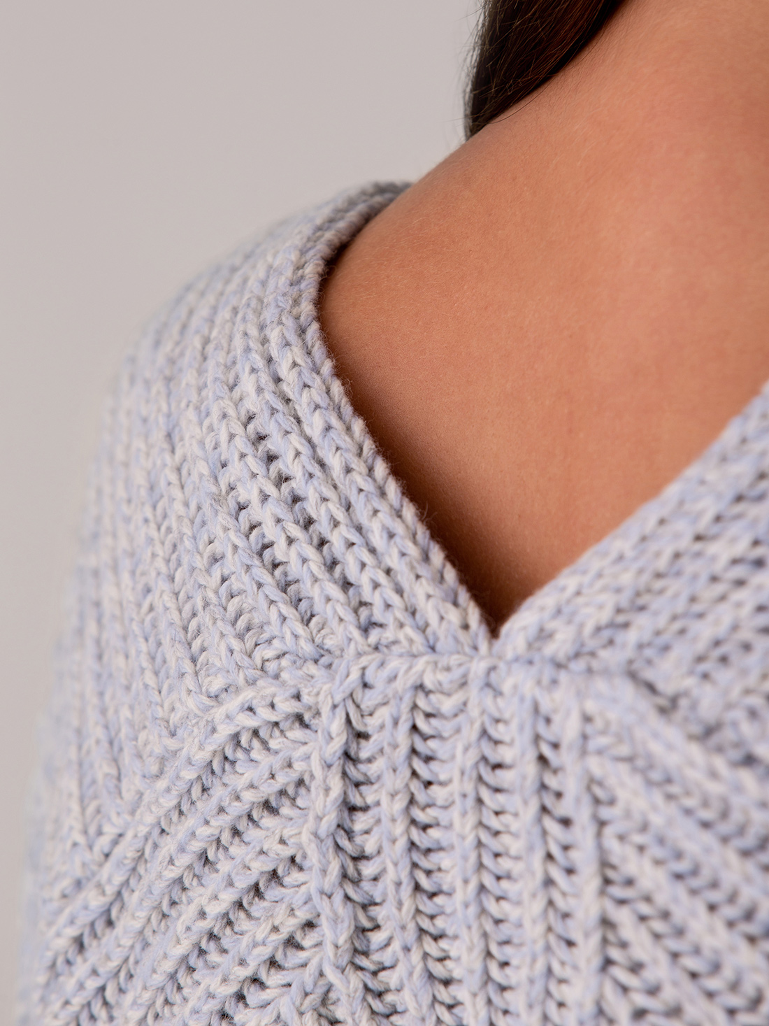 Detailansicht von Grobstrickpullover aus Wolle von ARMEDANGELS