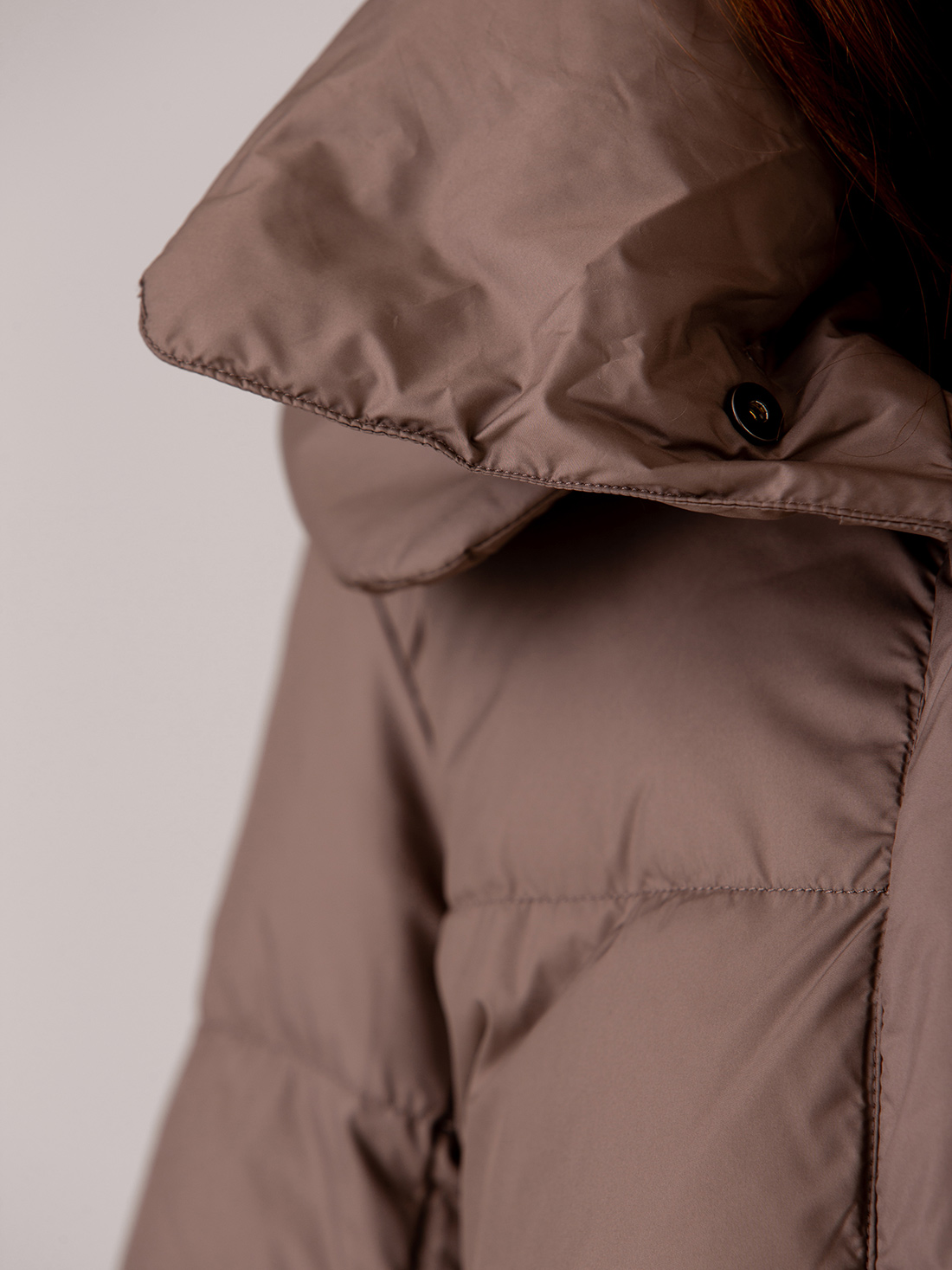 Detailansicht von Daunenmantel von LIS LAREIDA