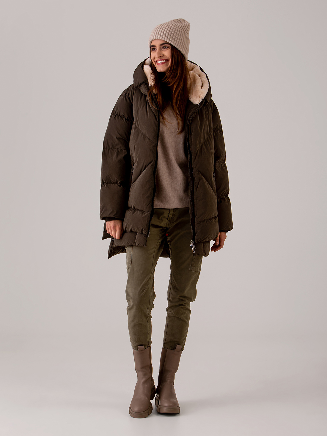 Detailansicht von Steppmantel von BLONDE NO. 8