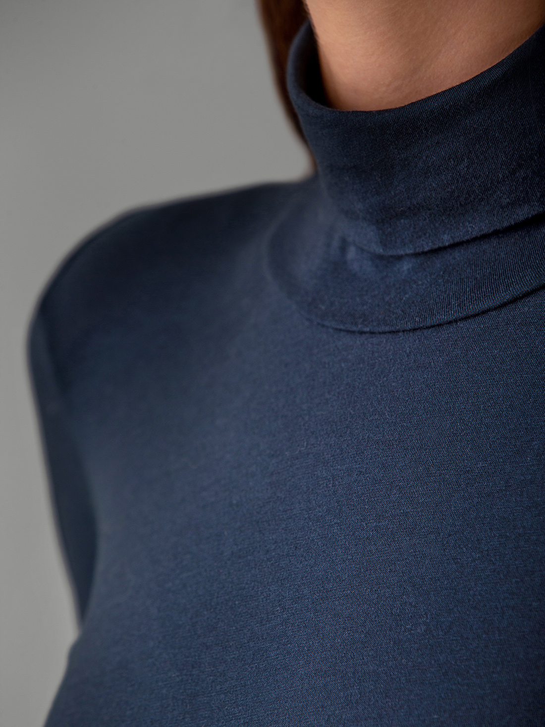 Detailansicht von Rollkragenshirt aus Baumwolle von LIS LAREIDA