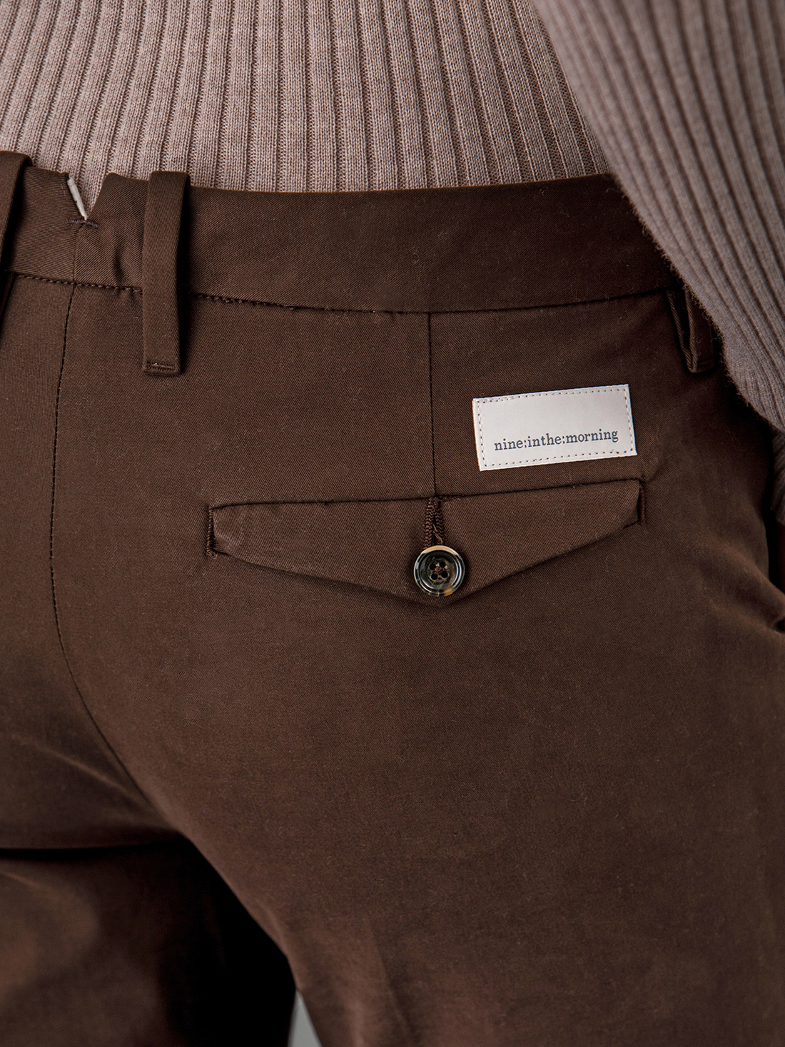 Detailansicht von Chinohose aus Baumwolle von NINE IN THE MORNING