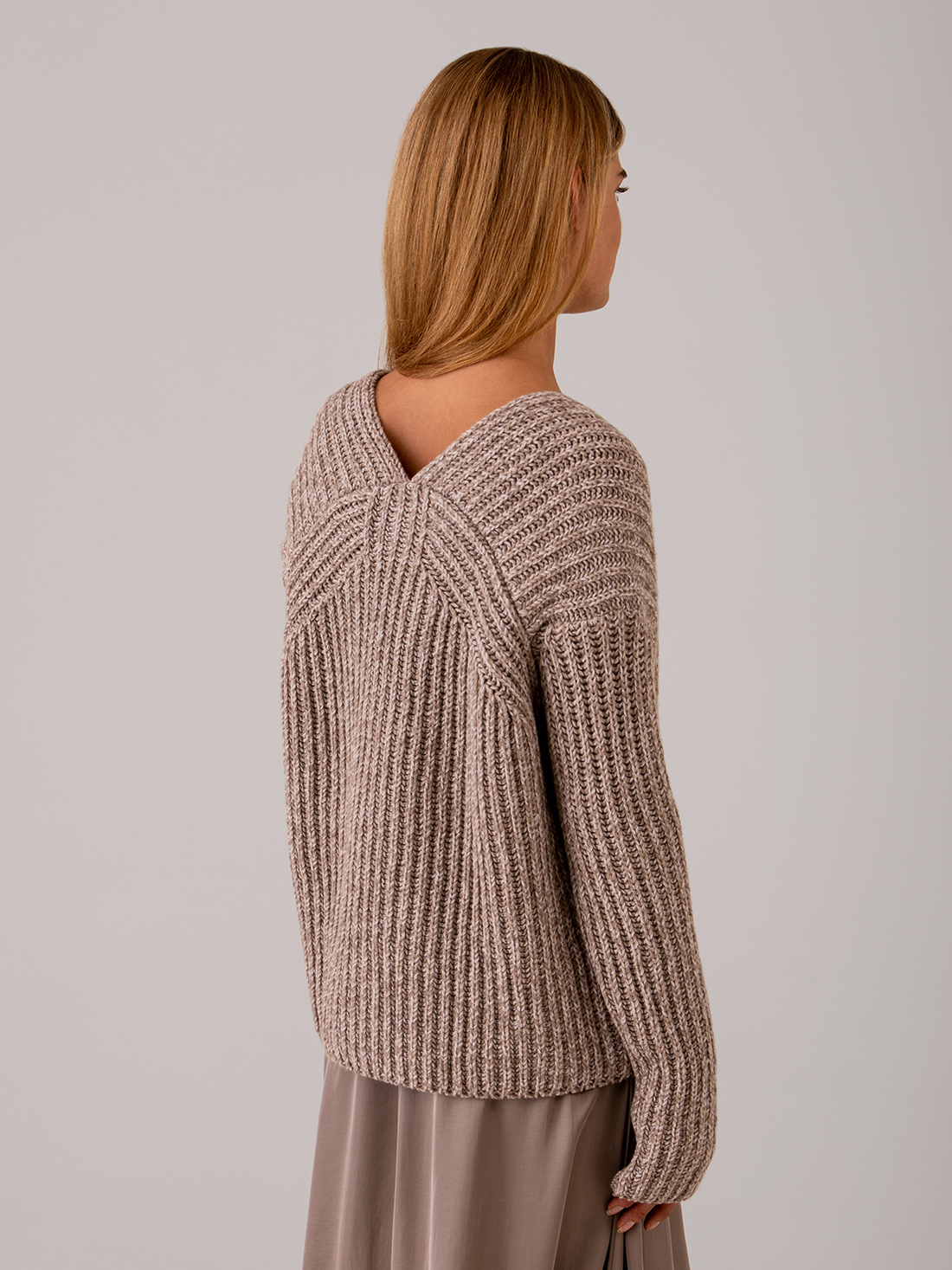 Detailansicht von Grobstrickpullover aus Wolle von ARMEDANGELS