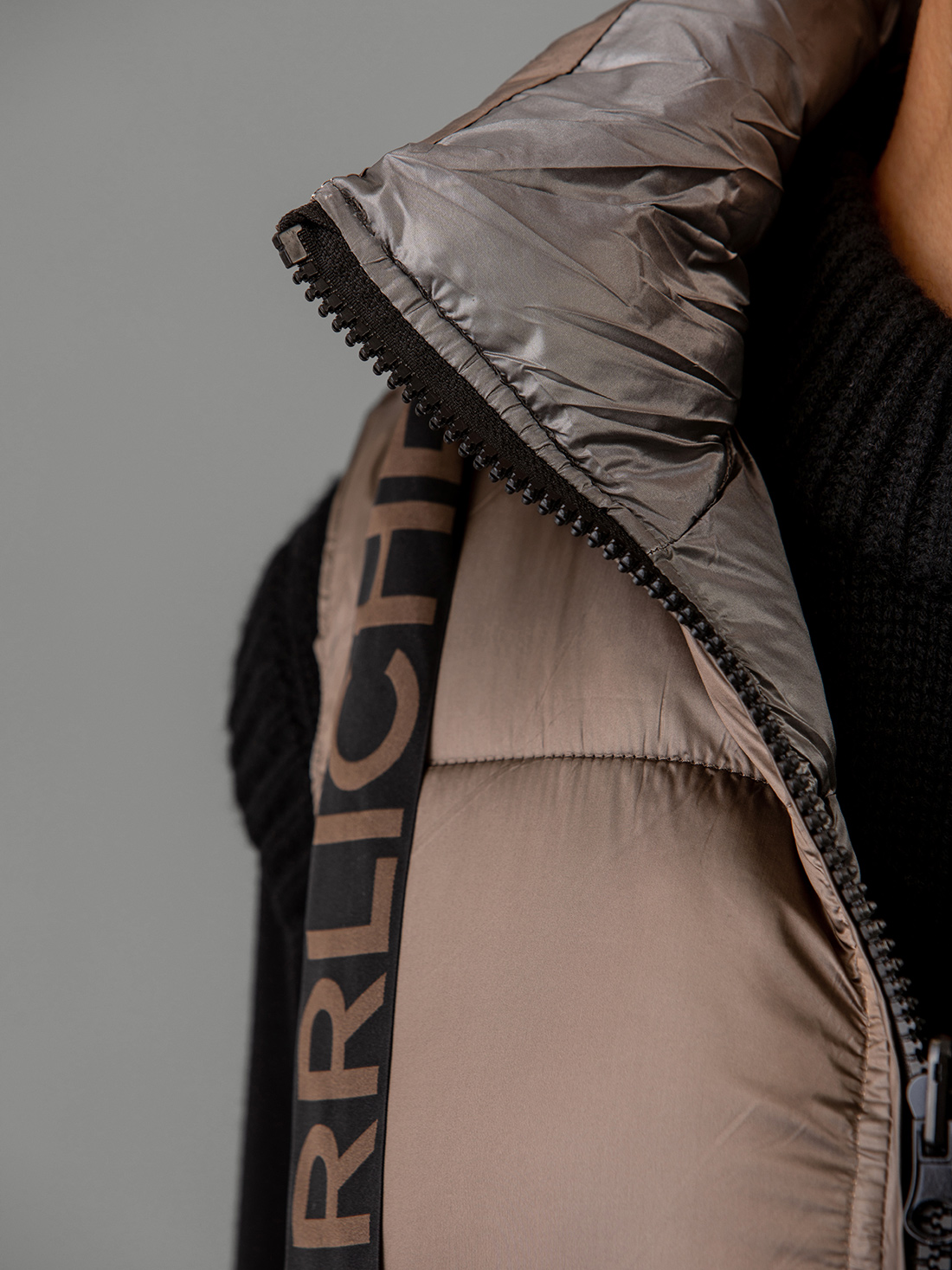 Detailansicht von Lange Wendeweste von HERRLICHER