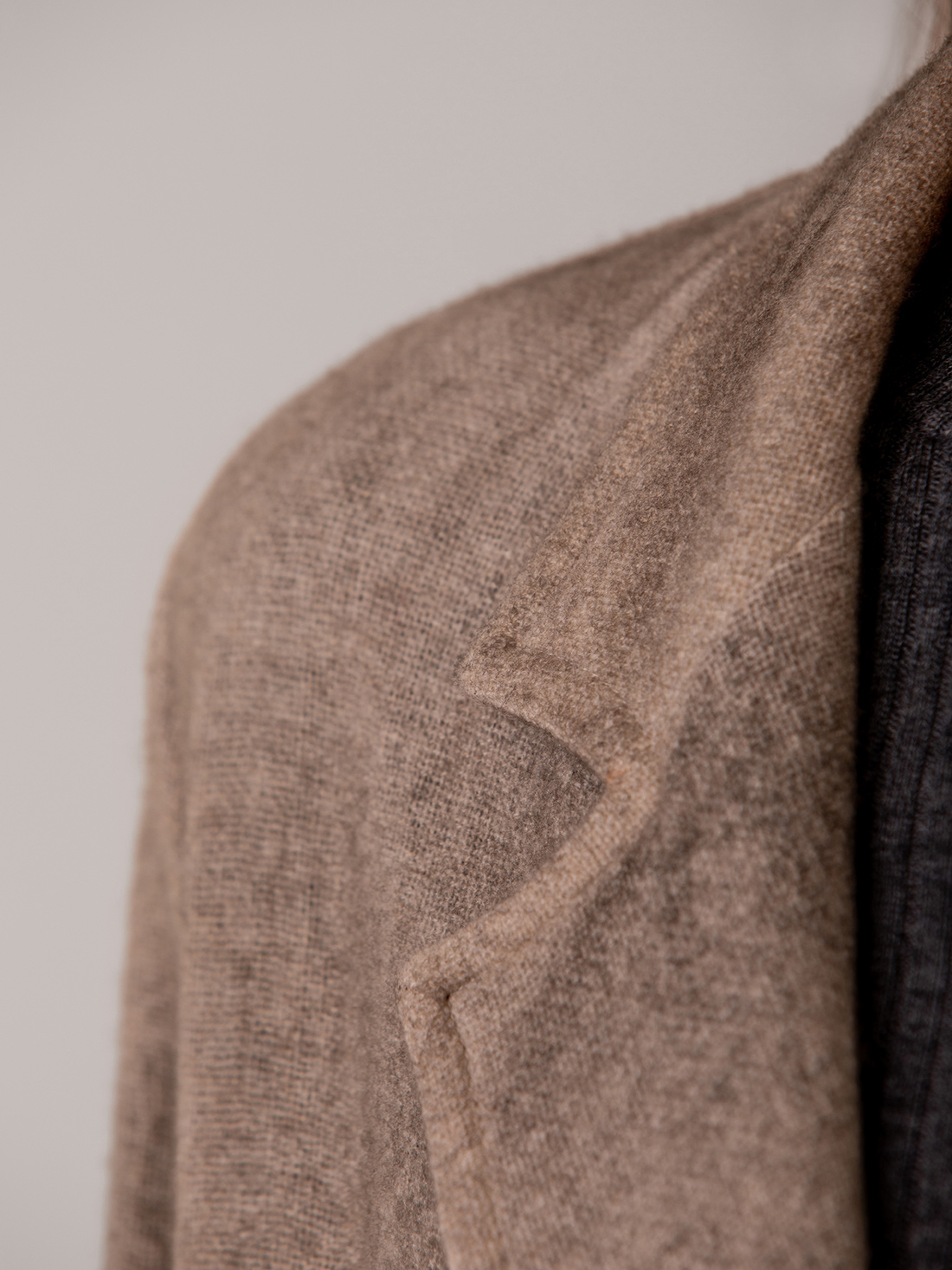 Detailansicht von Langer Strickmantel von AVANT TOI