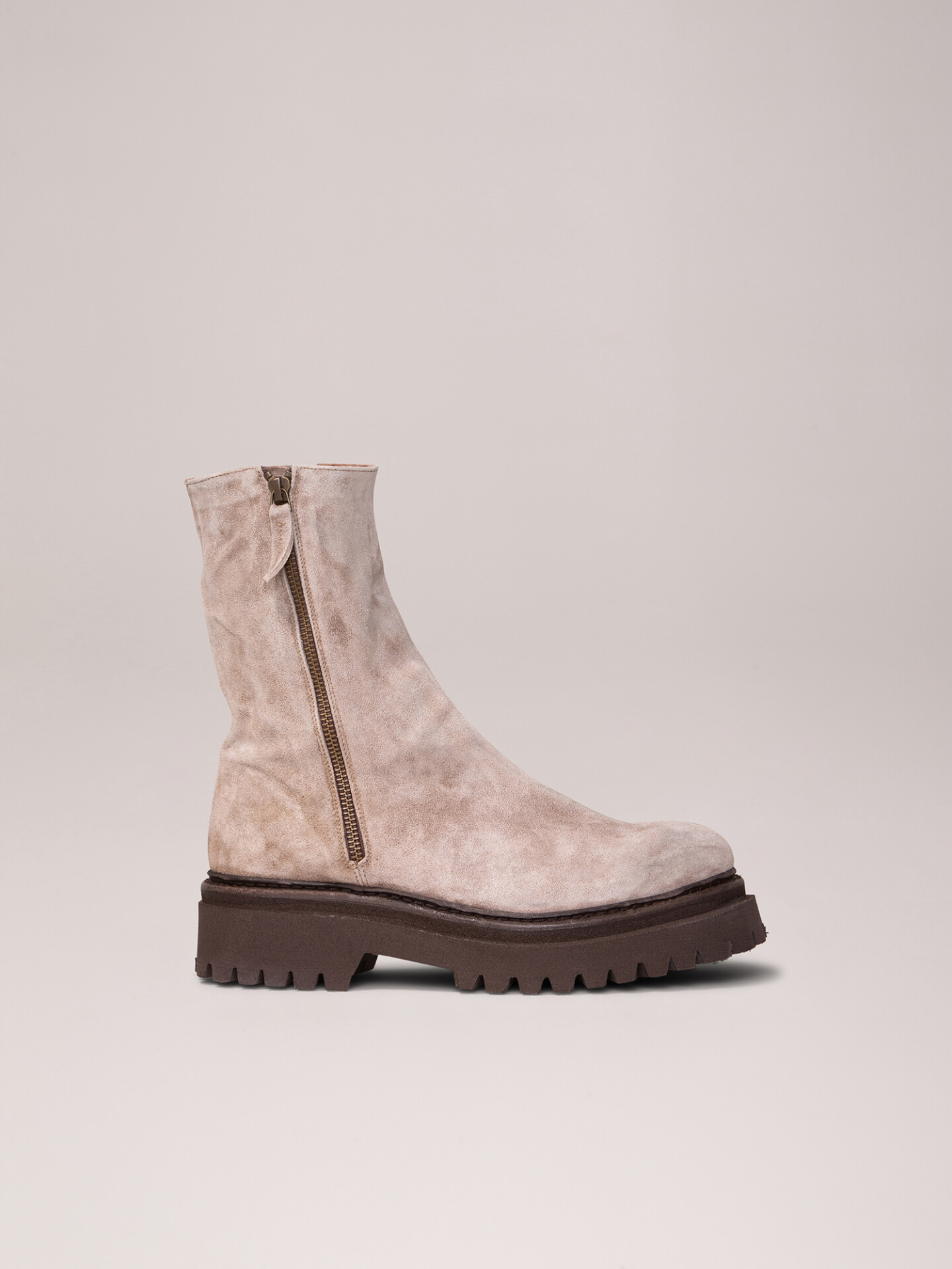 Detailansicht von Boots aus Veloursleder von CORDWAINER