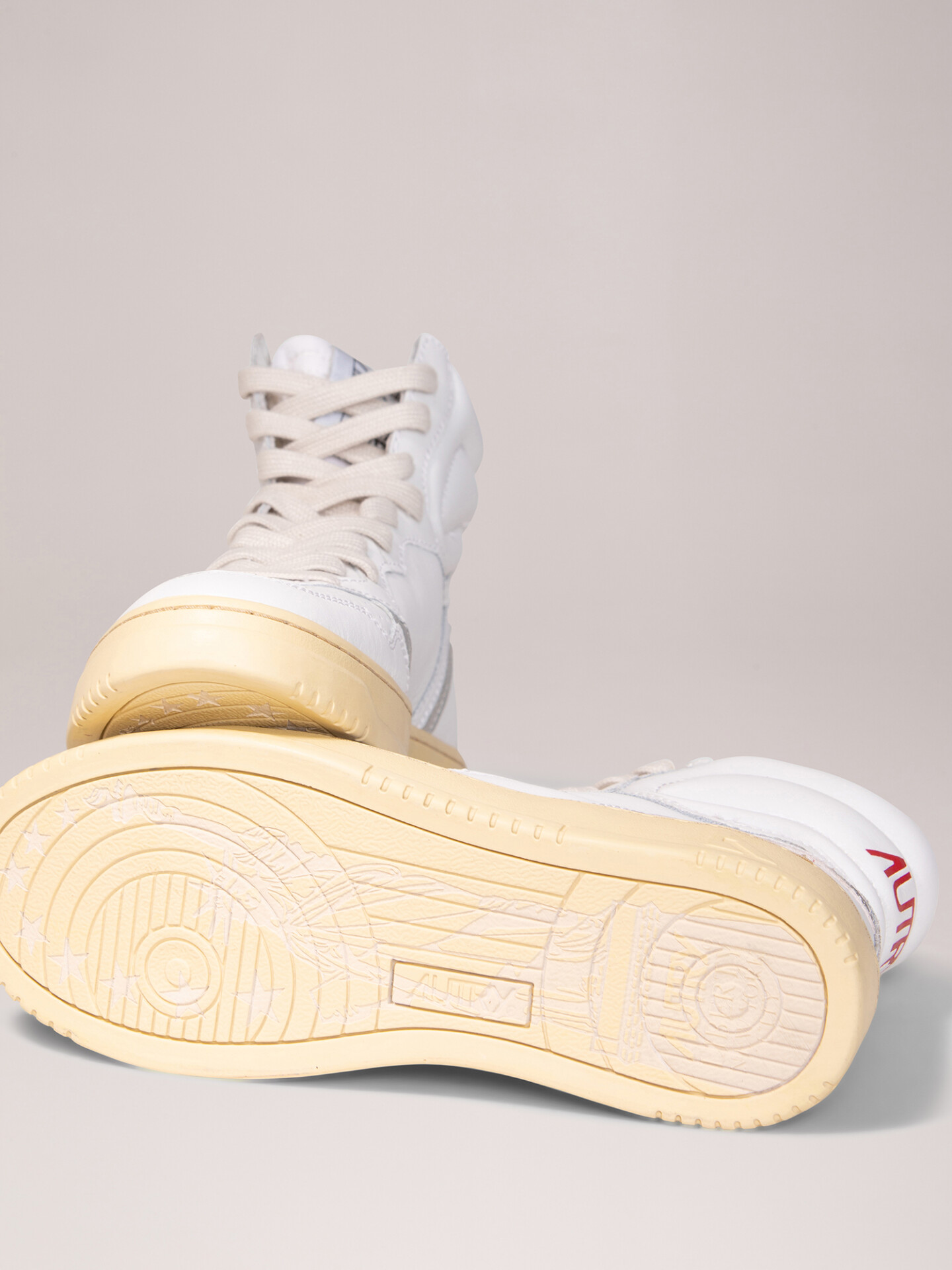 Detailansicht von Hoher Sneaker aus Leder von AUTRY