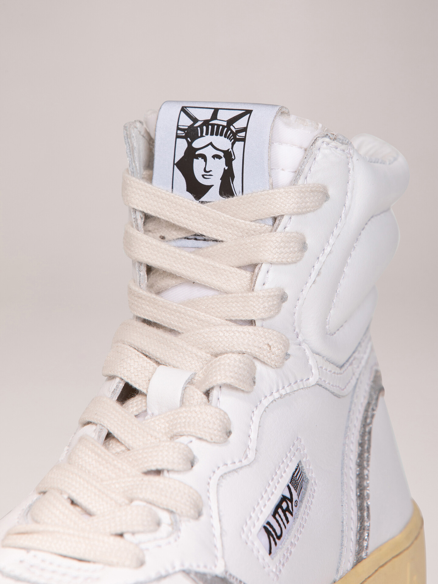 Detailansicht von Hoher Sneaker aus Leder von AUTRY