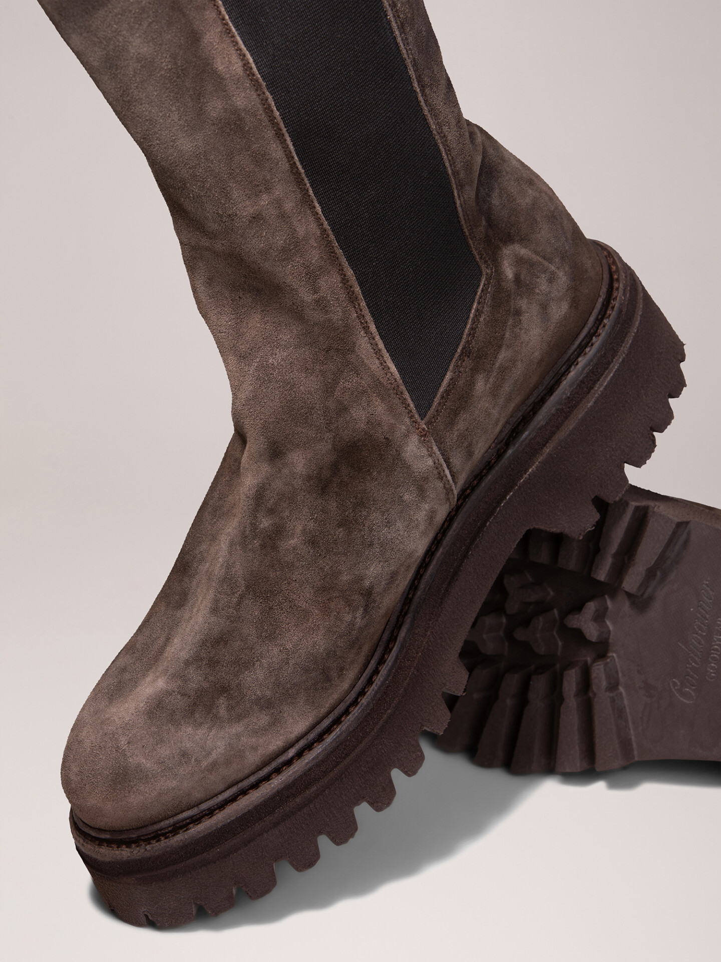 Detailansicht von Chelsea-Boots aus Veloursleder von CORDWAINER