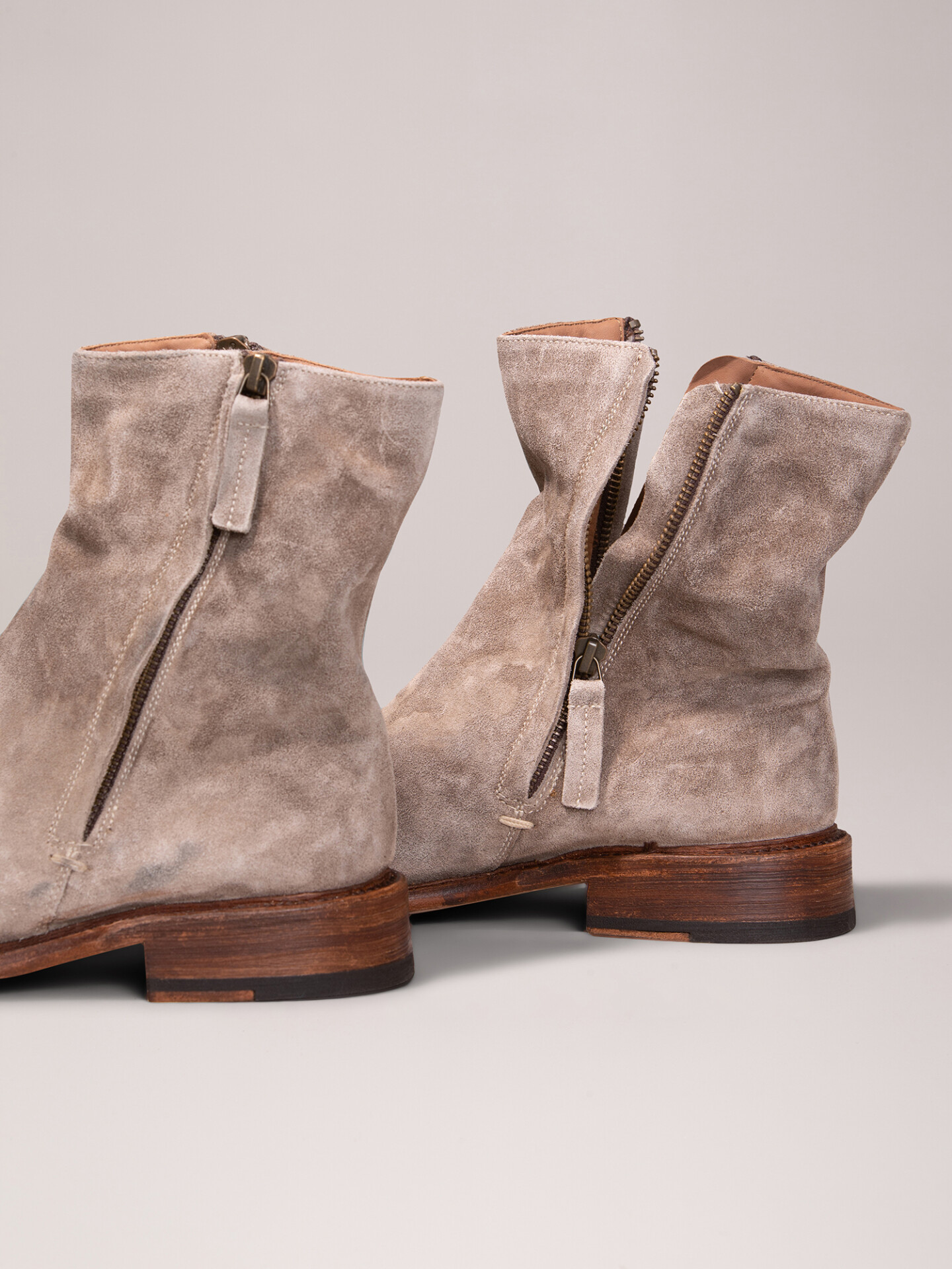 Detailansicht von Stiefelette aus Veloursleder von CORDWAINER