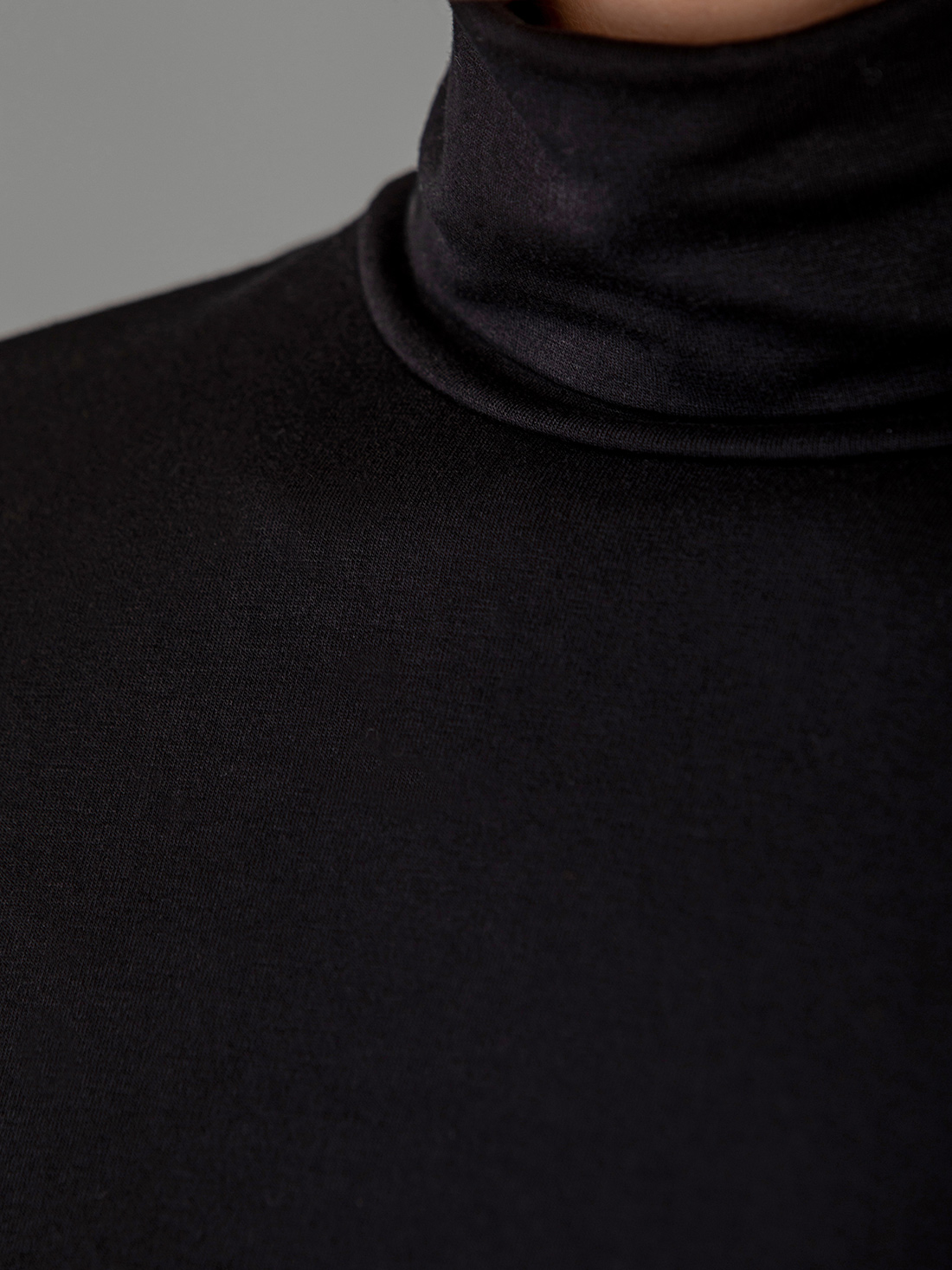 Detailansicht von Rollkragenshirt von UNIVERSEL