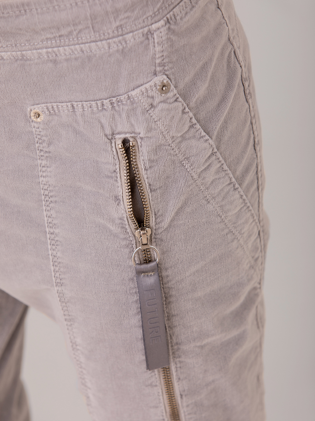 Detailansicht von Hose aus Cord im Jogging-Stil von MAC