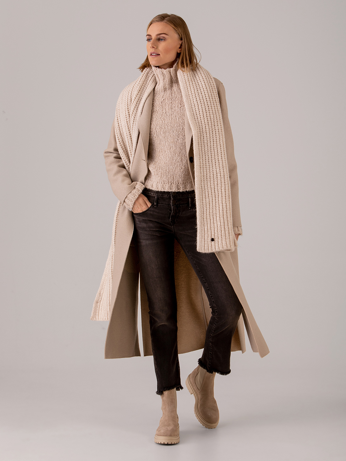 Detailansicht von Langer Mantel von HARRIS WHARF LONDON