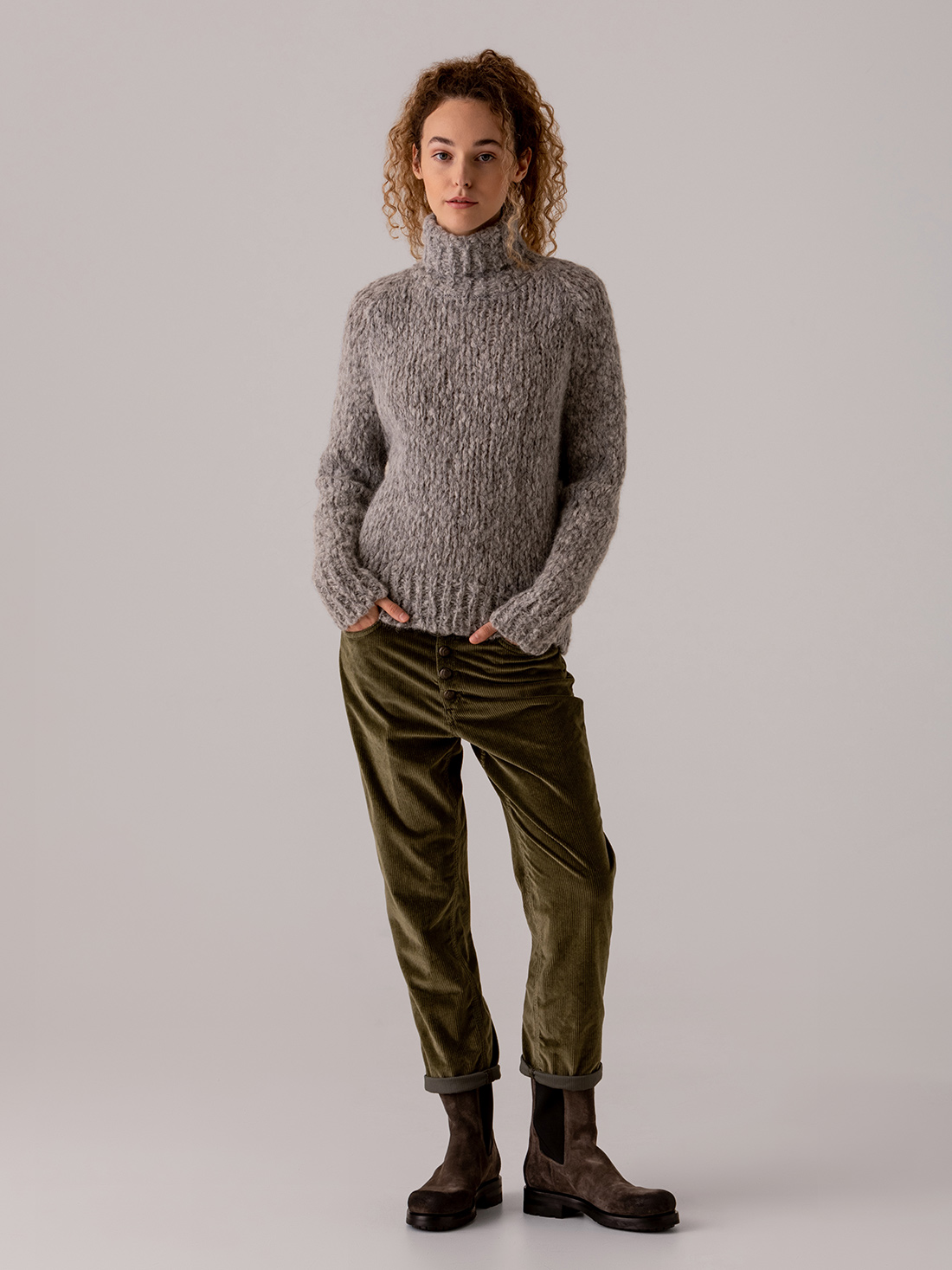 Detailansicht von Rollkragenpullover aus Alpakawolle von SIBIN LINNEBJERG