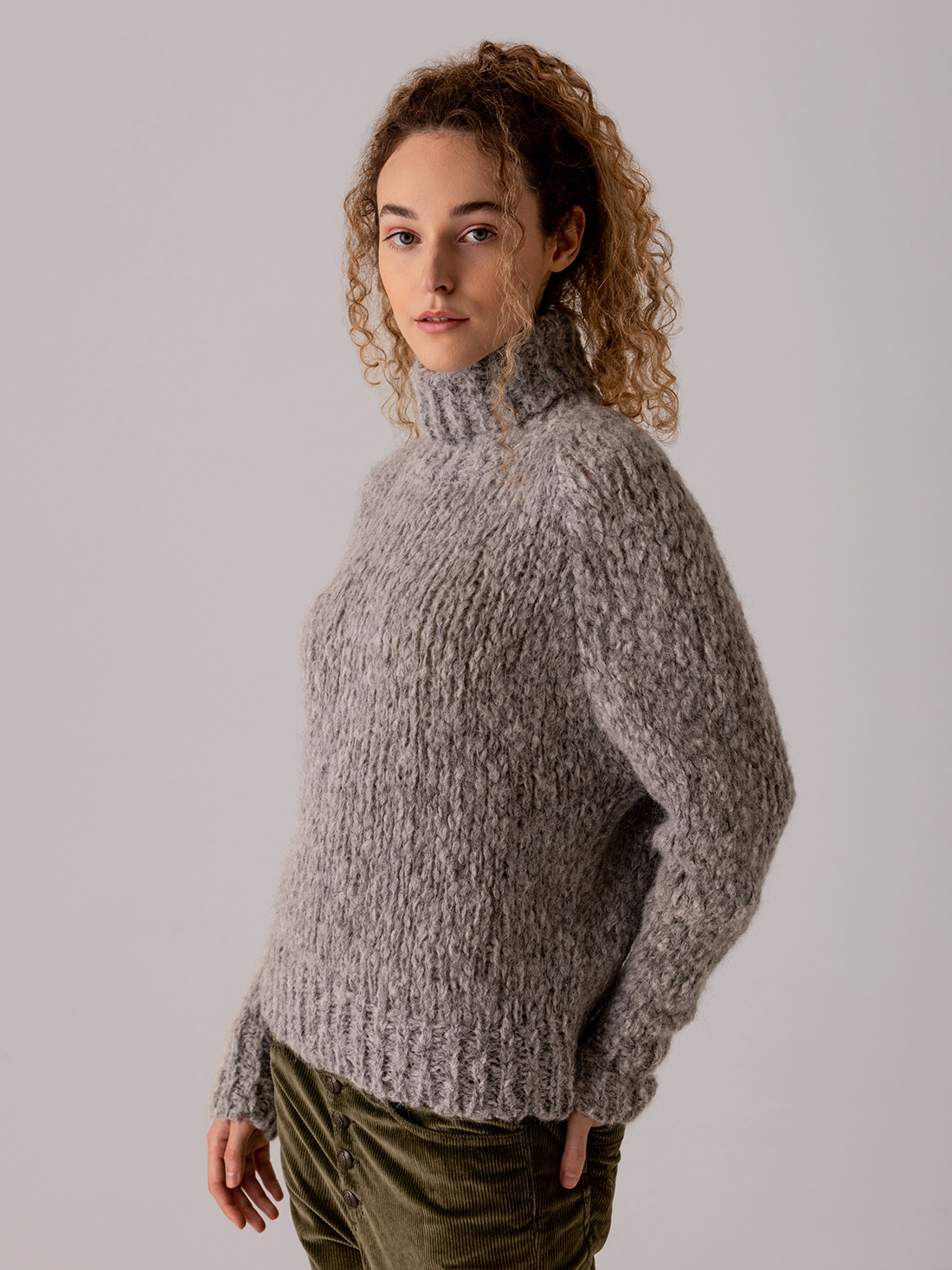 Detailansicht von Rollkragenpullover aus Alpakawolle von SIBIN LINNEBJERG