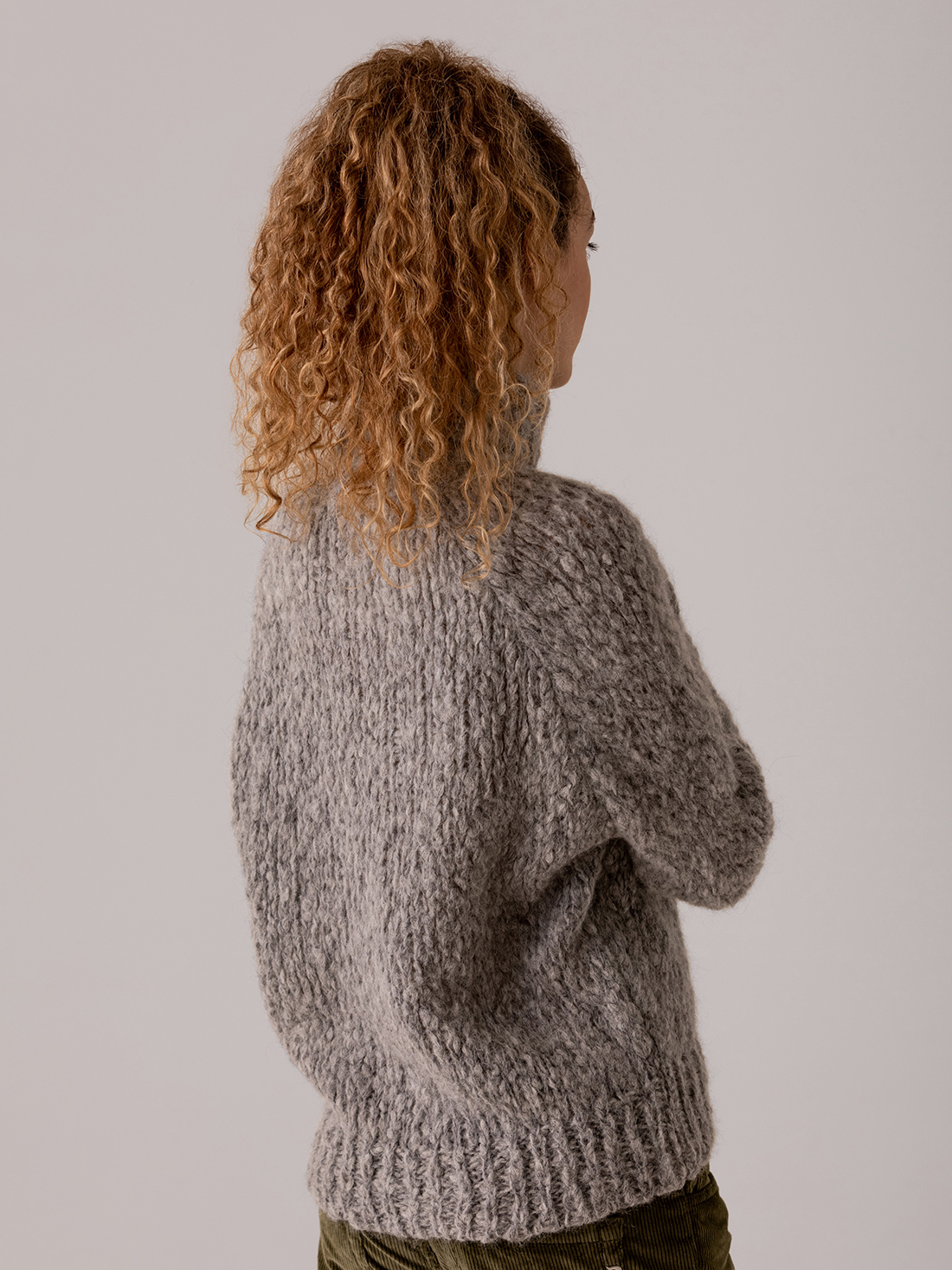 Detailansicht von Rollkragenpullover aus Alpakawolle von SIBIN LINNEBJERG