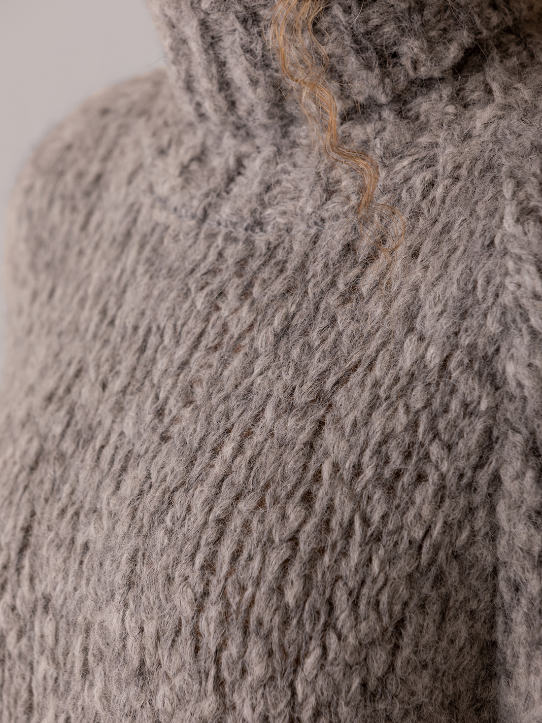 Detailansicht von Rollkragenpullover aus Alpakawolle von SIBIN LINNEBJERG