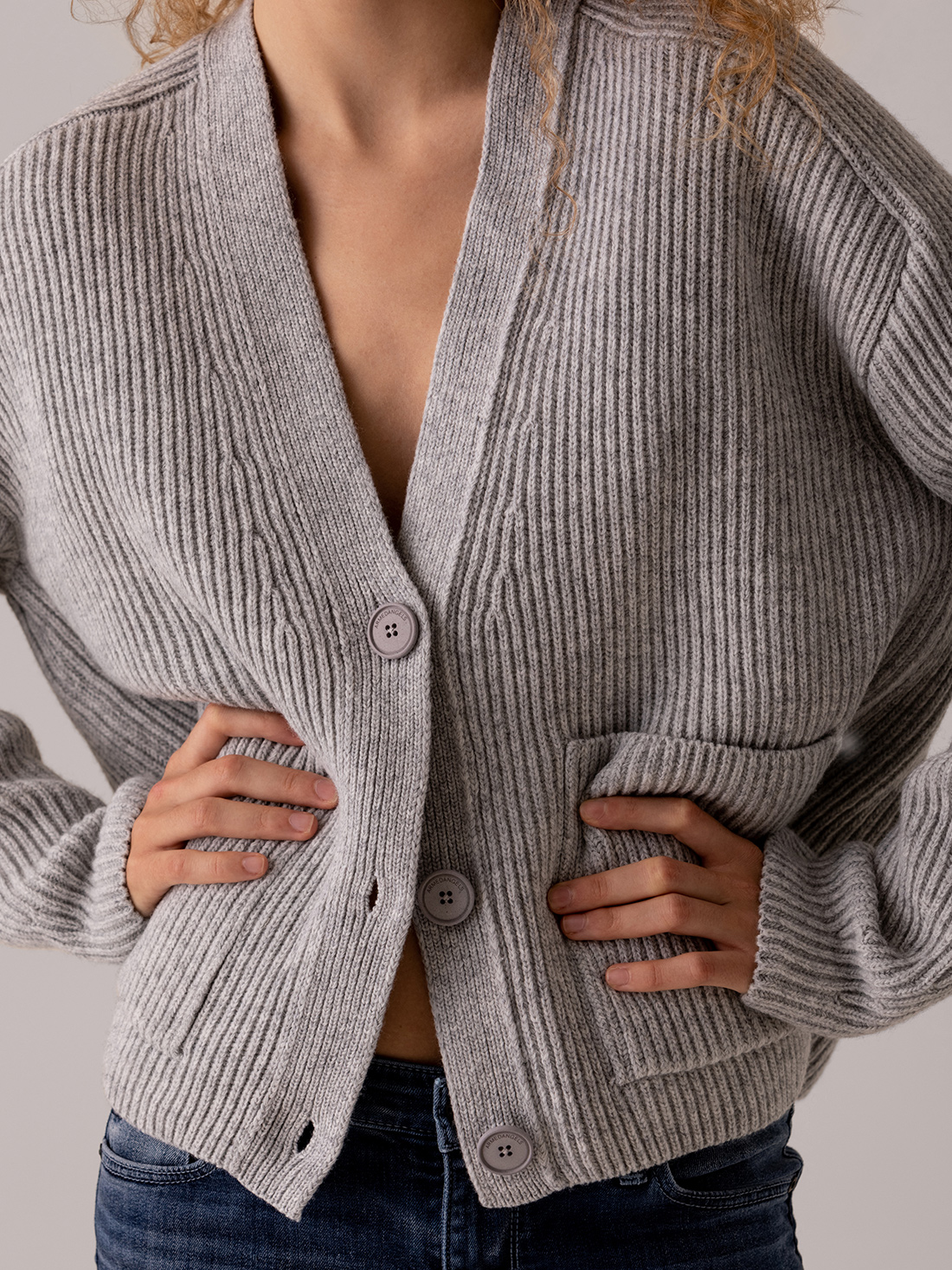Detailansicht von Kurze Strickjacke von ARMEDANGELS
