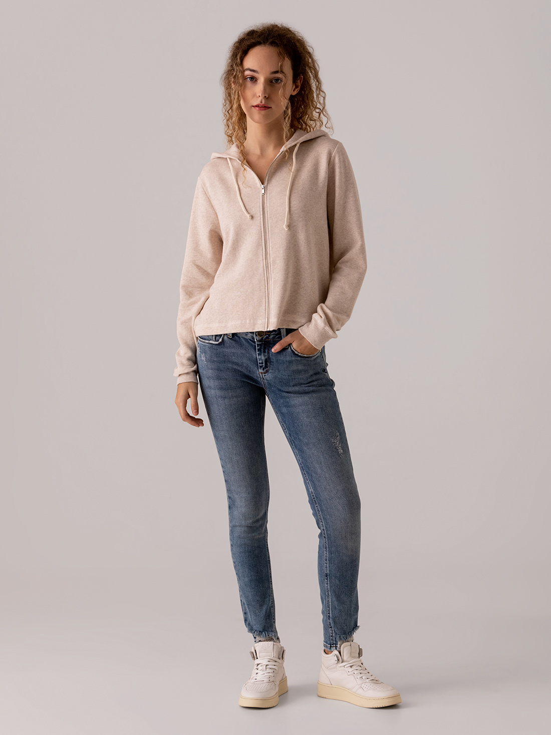 Detailansicht von Kapuzen-Sweatjacke aus Baumwolle von ARMEDANGELS