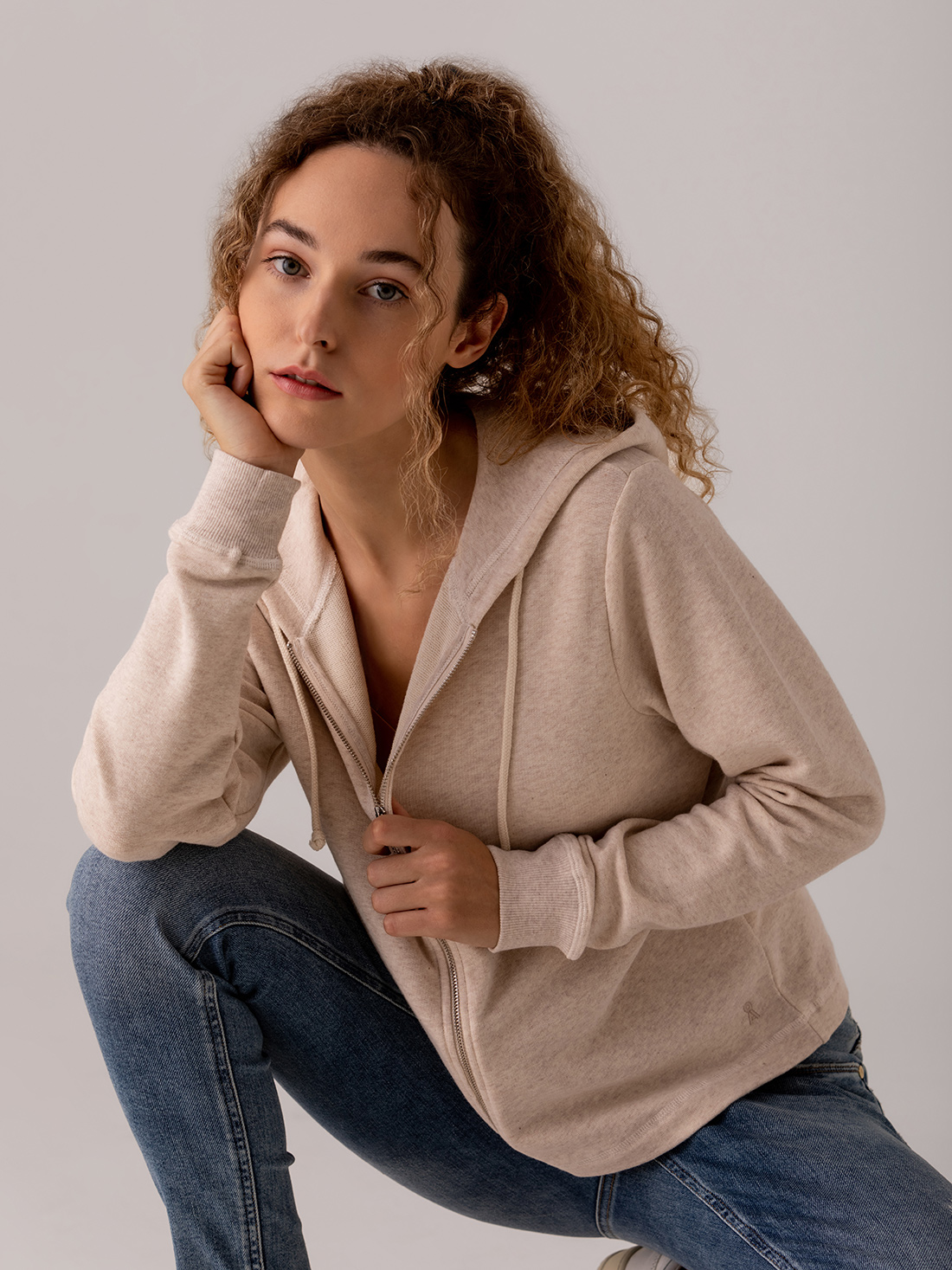 Detailansicht von Kapuzen-Sweatjacke aus Baumwolle von ARMEDANGELS