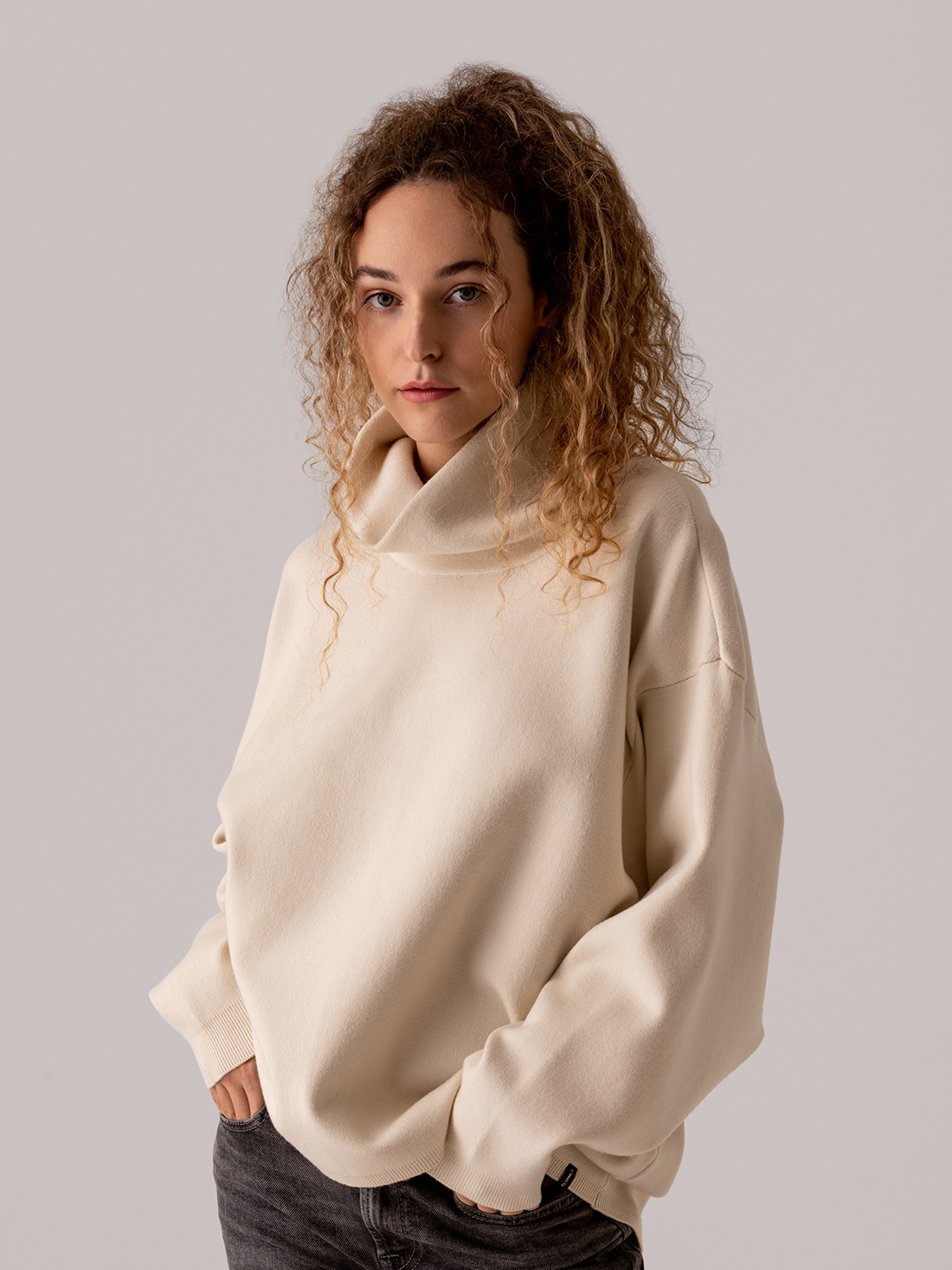 Detailansicht von Oversize Rollkragenpullover von ELIAS RUMELIS