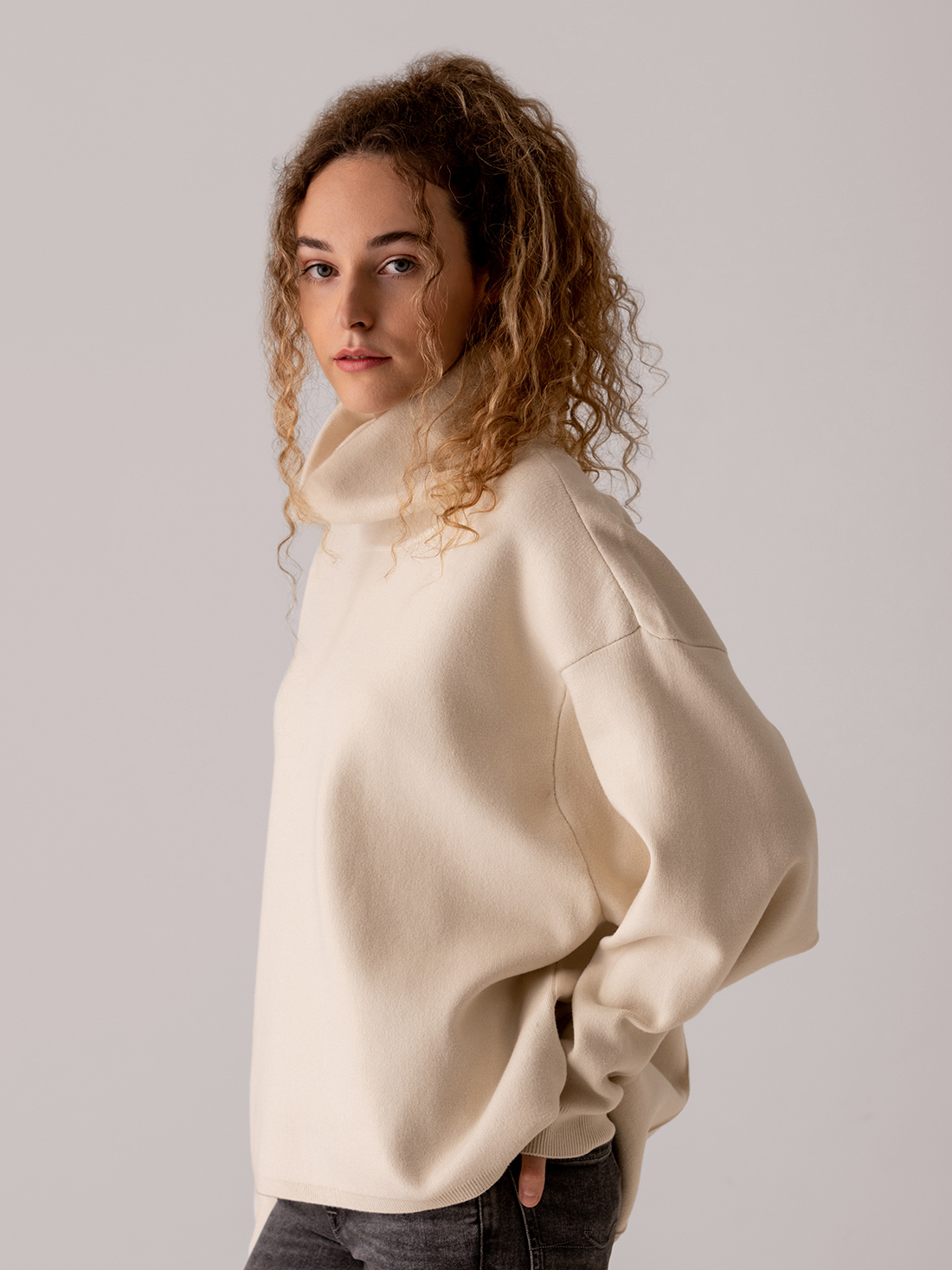 Detailansicht von Oversize Rollkragenpullover von ELIAS RUMELIS