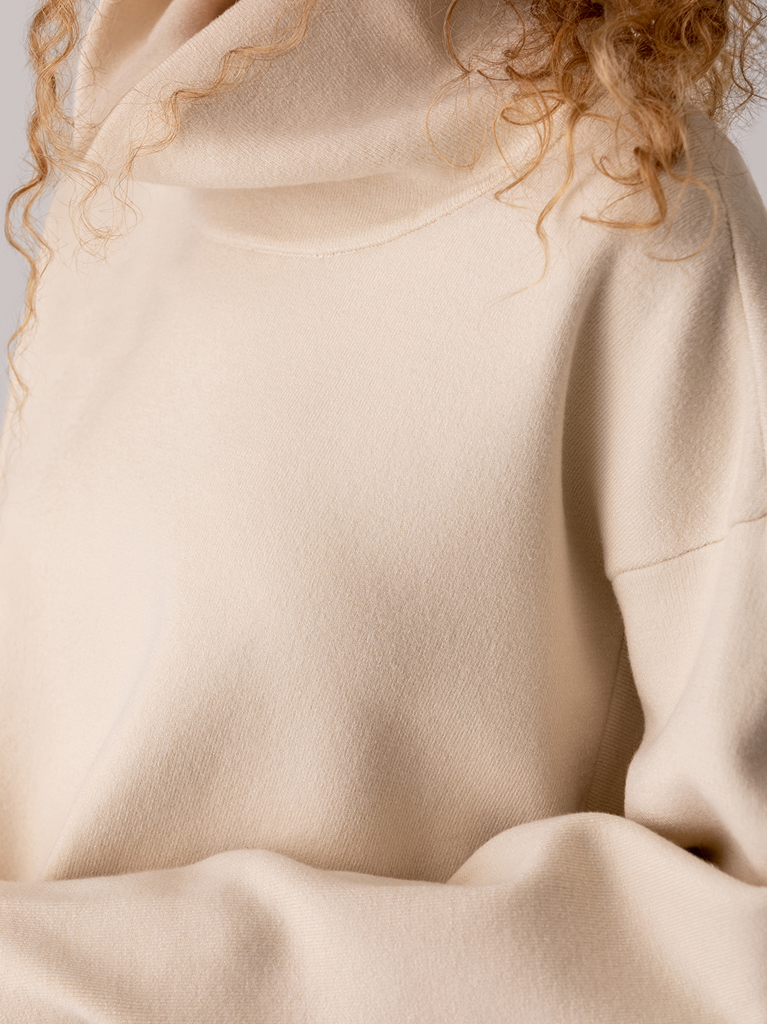 Detailansicht von Oversize Rollkragenpullover von ELIAS RUMELIS