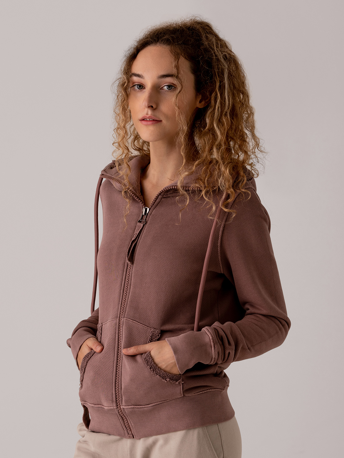 Detailansicht von Kapuzen-Sweatjacke aus Baumwolle von ZHRILL