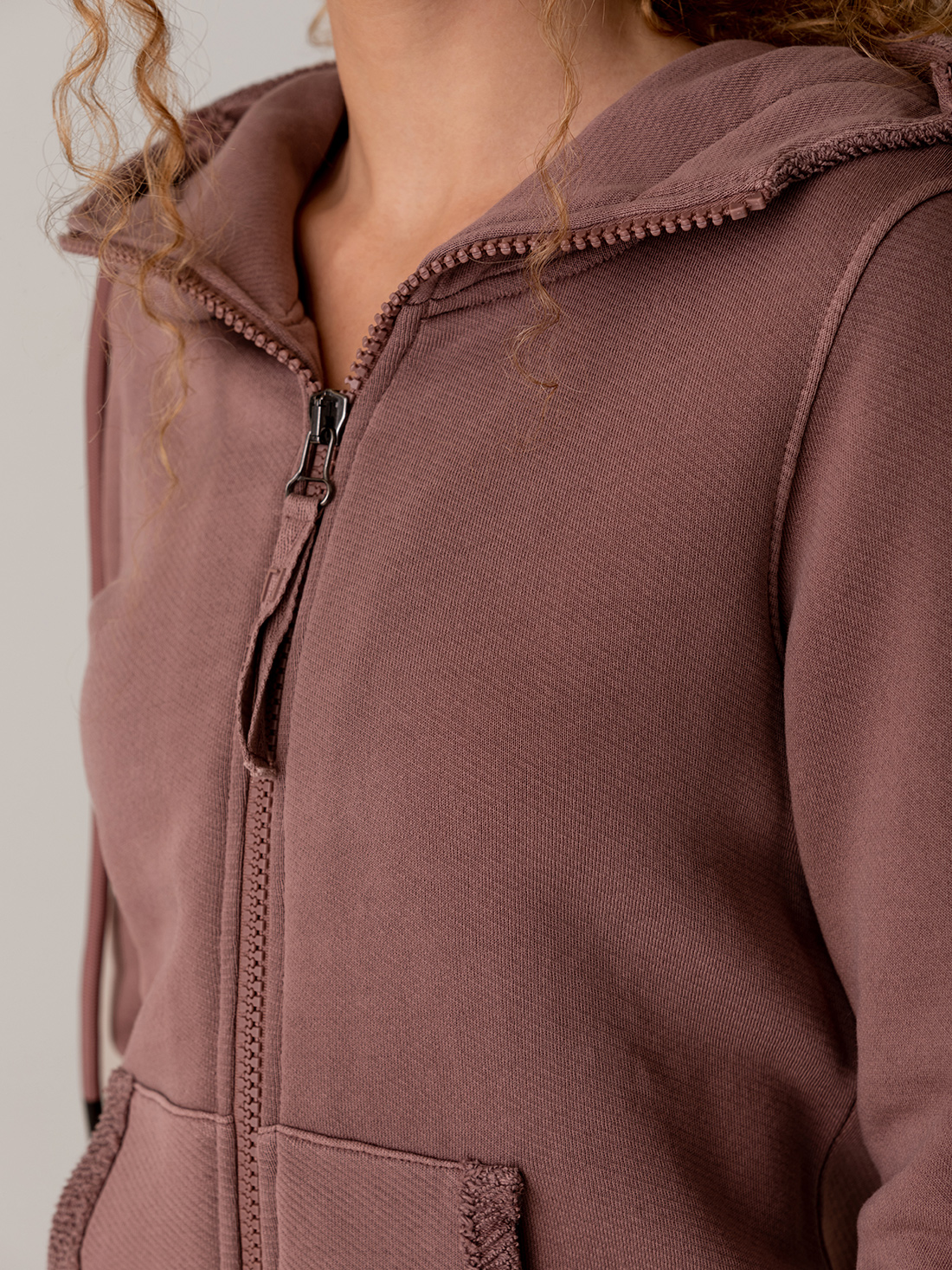 Detailansicht von Kapuzen-Sweatjacke aus Baumwolle von ZHRILL