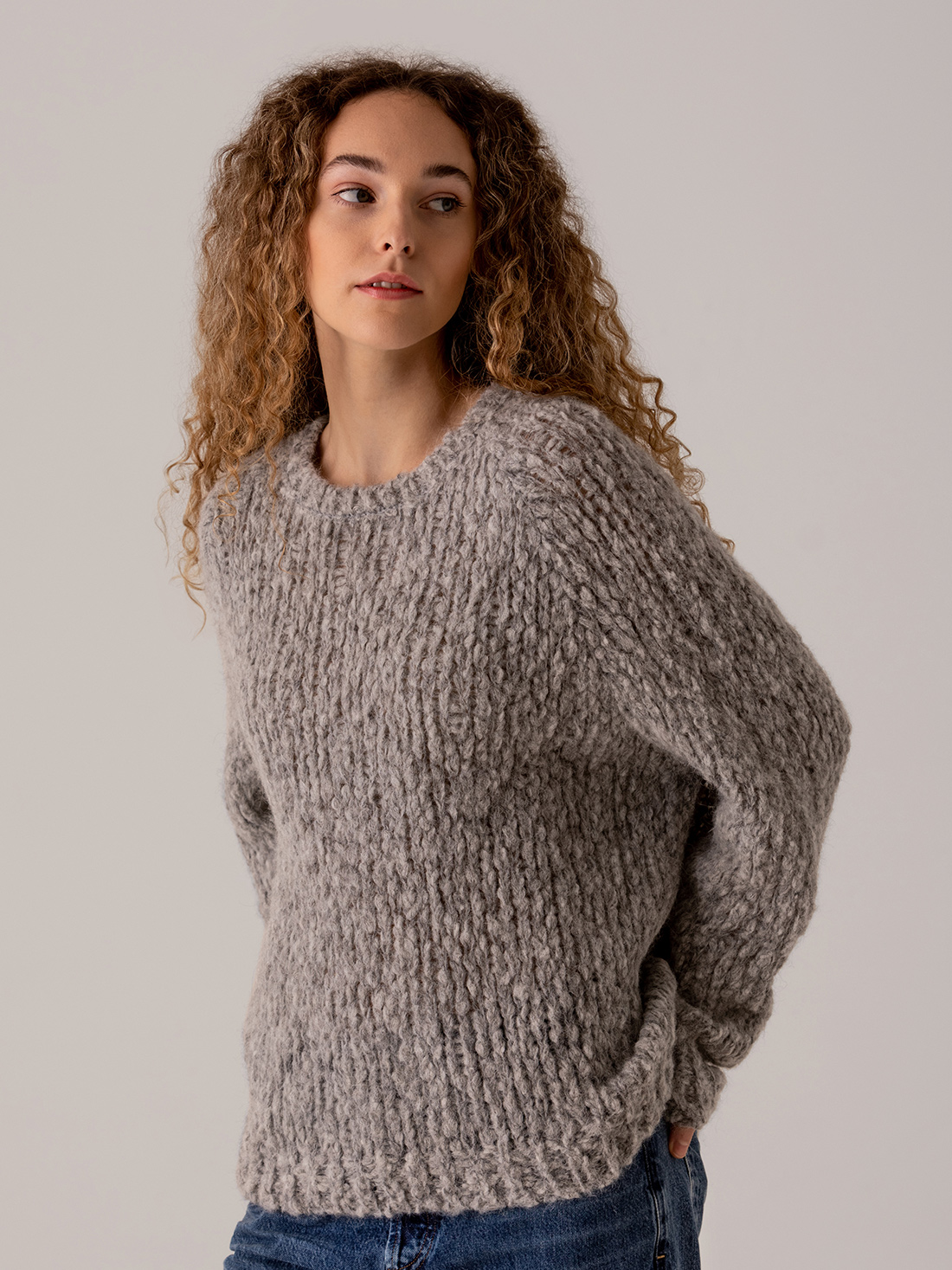 Detailansicht von Grobstrickpullover aus Alpakawolle von SIBIN LINNEBJERG
