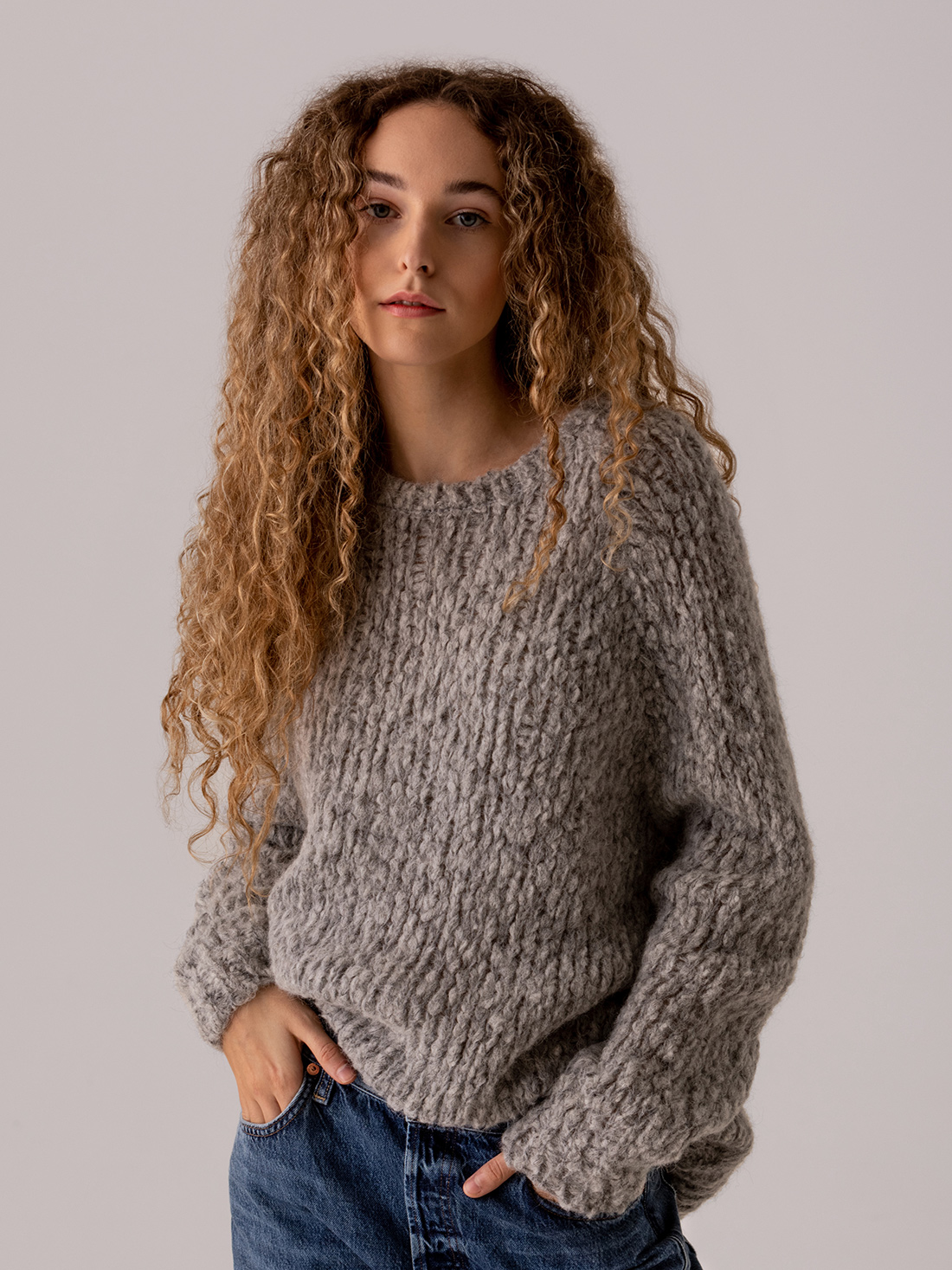Detailansicht von Grobstrickpullover aus Alpakawolle von SIBIN LINNEBJERG