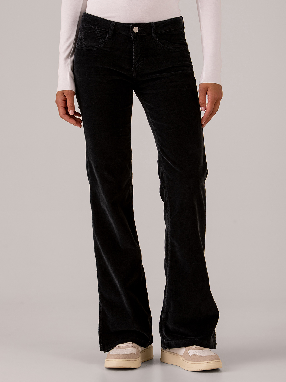 Detailansicht von Flared Hose aus Cord von LE TEMPS DES CERISES