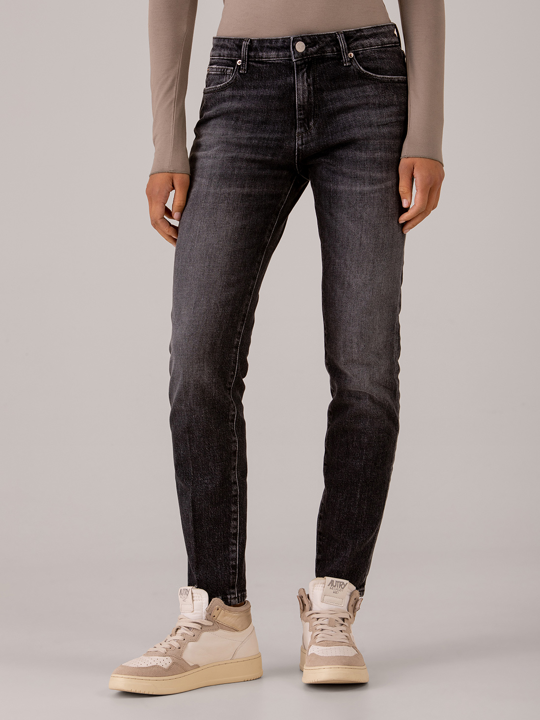 Detailansicht von Slim Fit Jeans von THE NIM