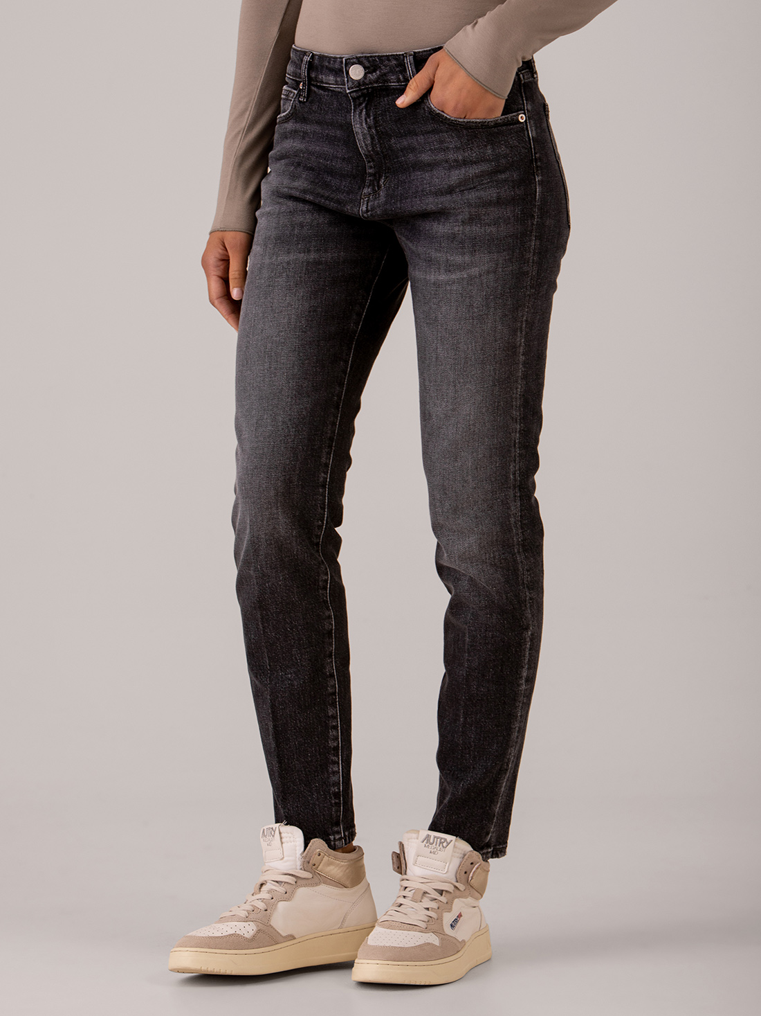 Detailansicht von Slim Fit Jeans von THE NIM