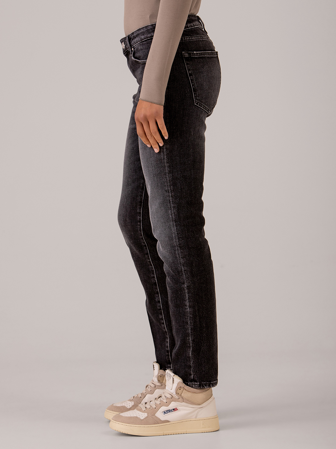 Detailansicht von Slim Fit Jeans von THE NIM