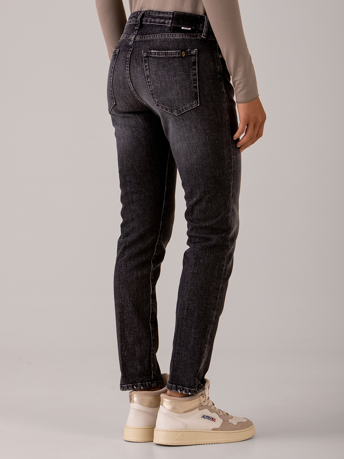 Detailansicht von Slim Fit Jeans von THE NIM