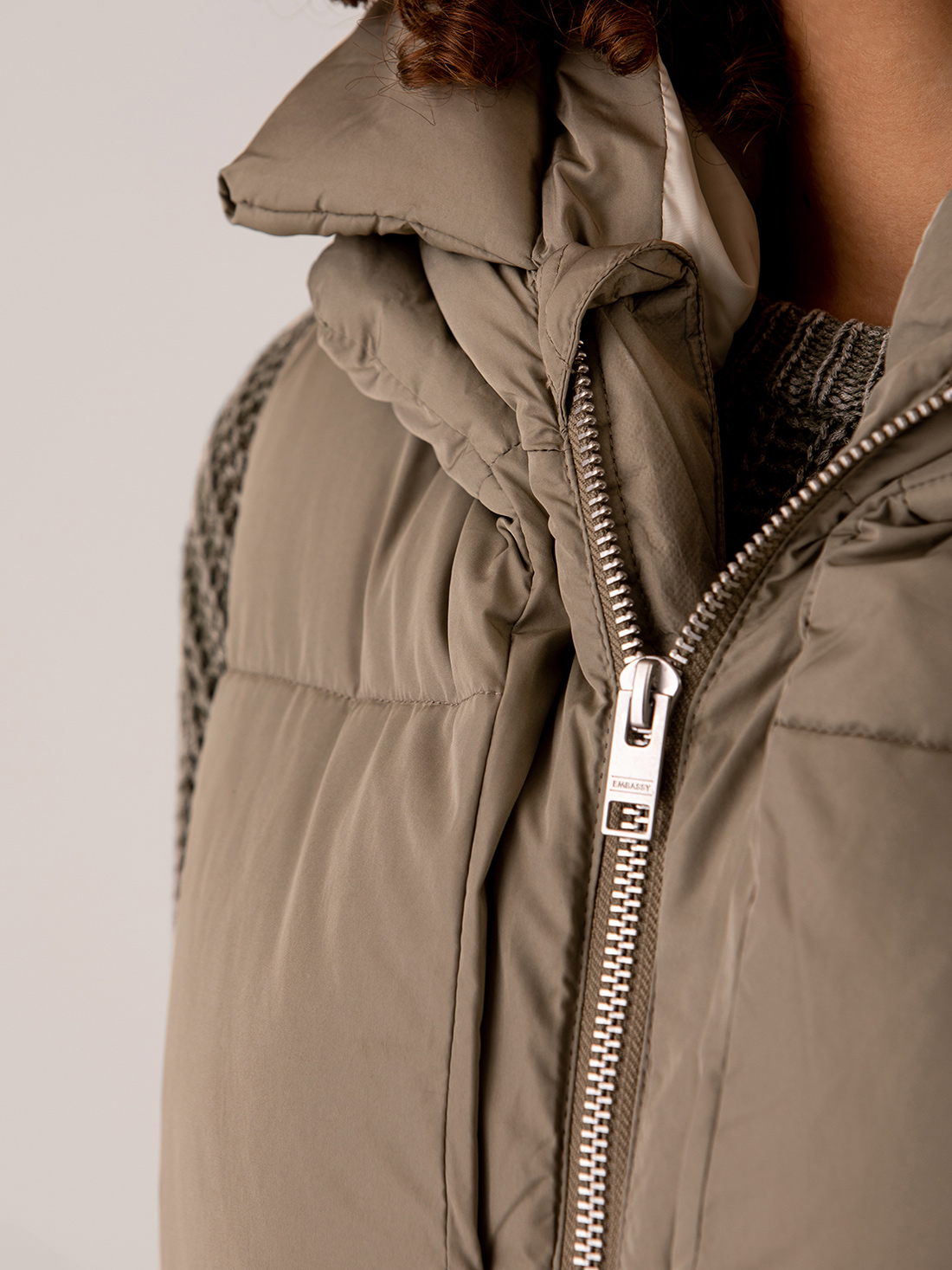 Detailansicht von Lange Steppweste von EMBASSY