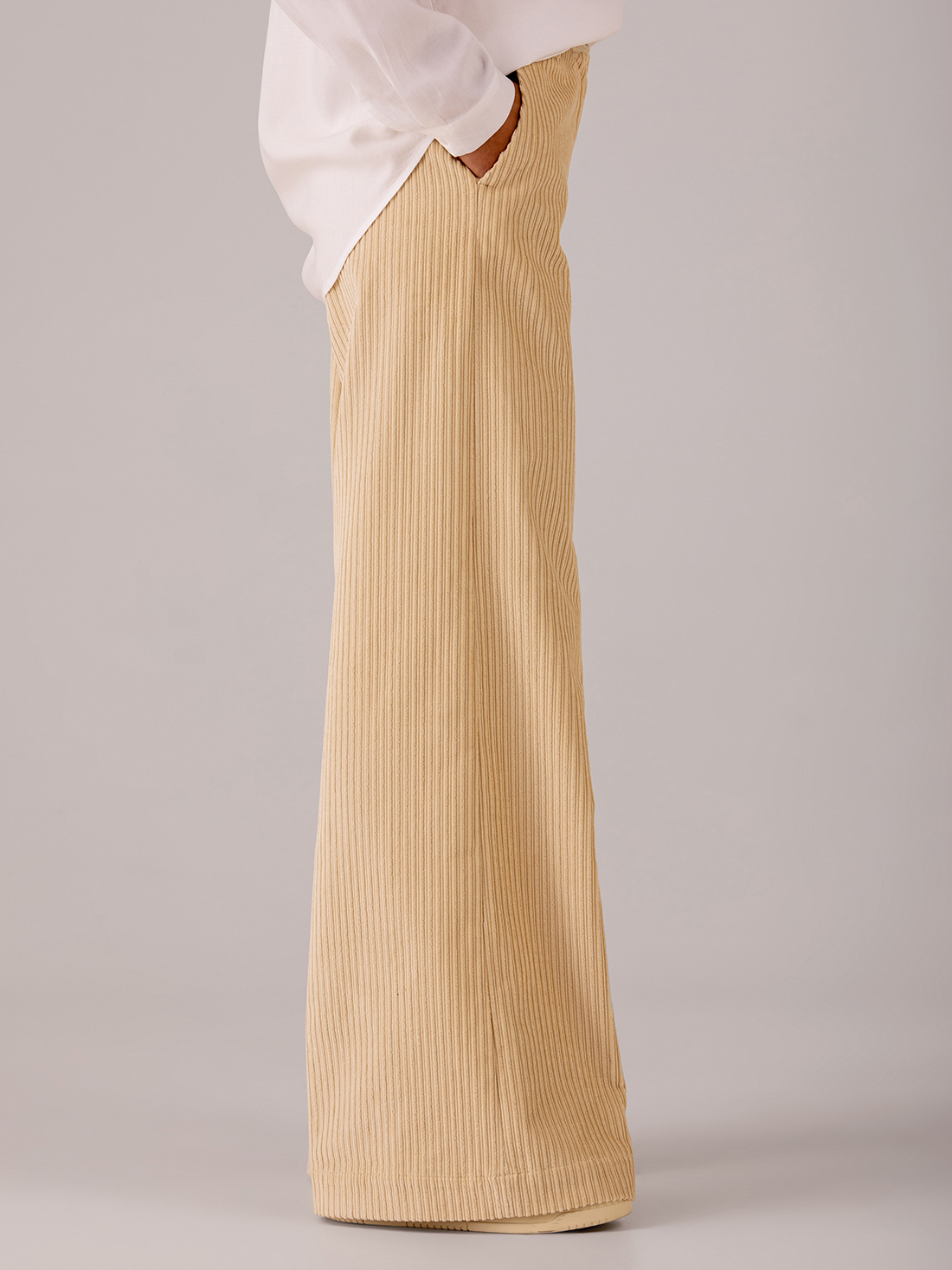 Detailansicht von Weite Hose aus Cord von NINE IN THE MORNING