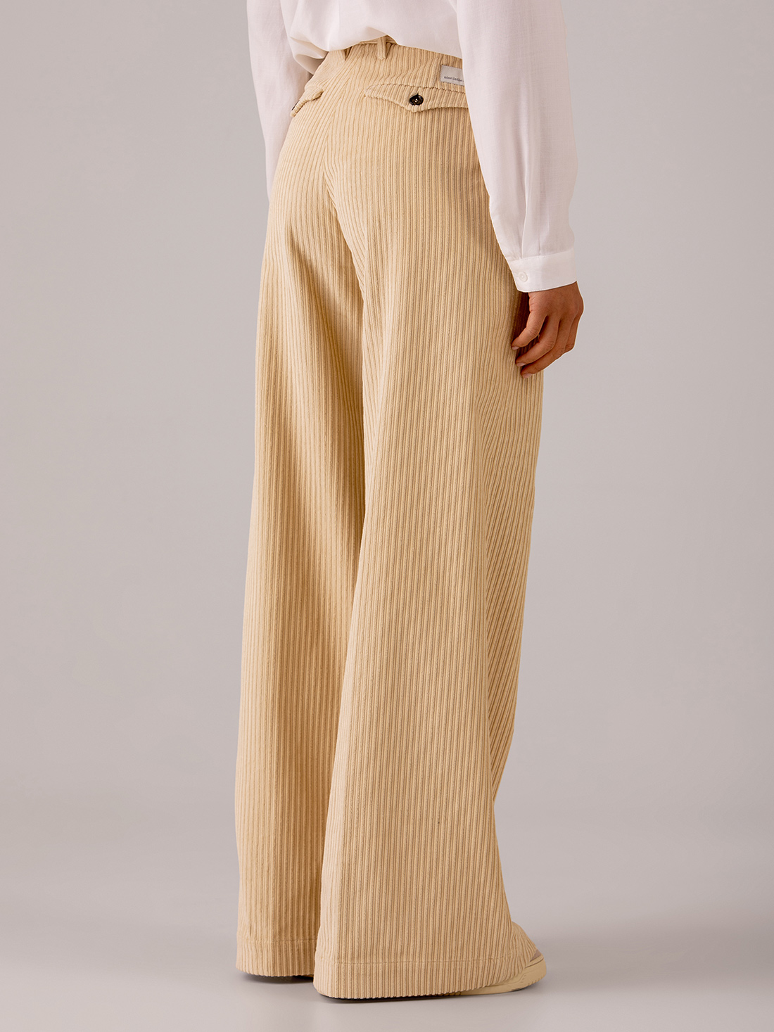 Detailansicht von Weite Hose aus Cord von NINE IN THE MORNING