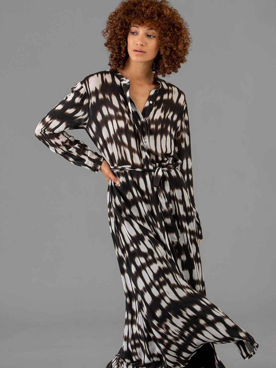 Detailansicht von Maxi-Blusenkleid von BELLA DAHL