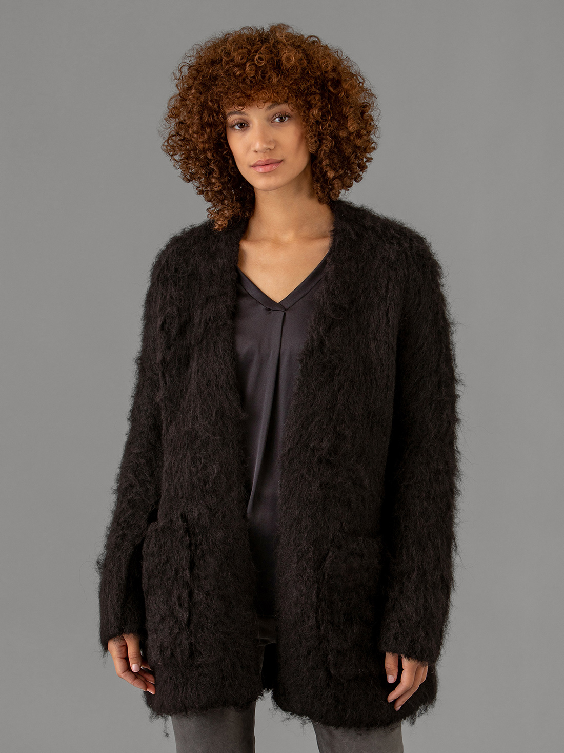 Detailansicht von Strickjacke aus Alpakawolle von ROBERTO COLLINA