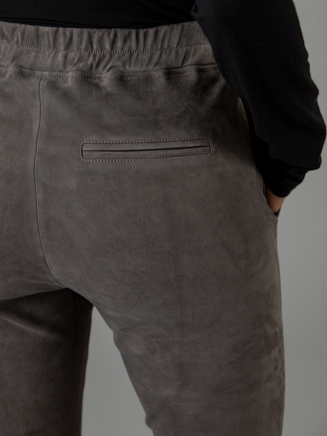 Detailansicht von Velour-Lederhose von ARMA