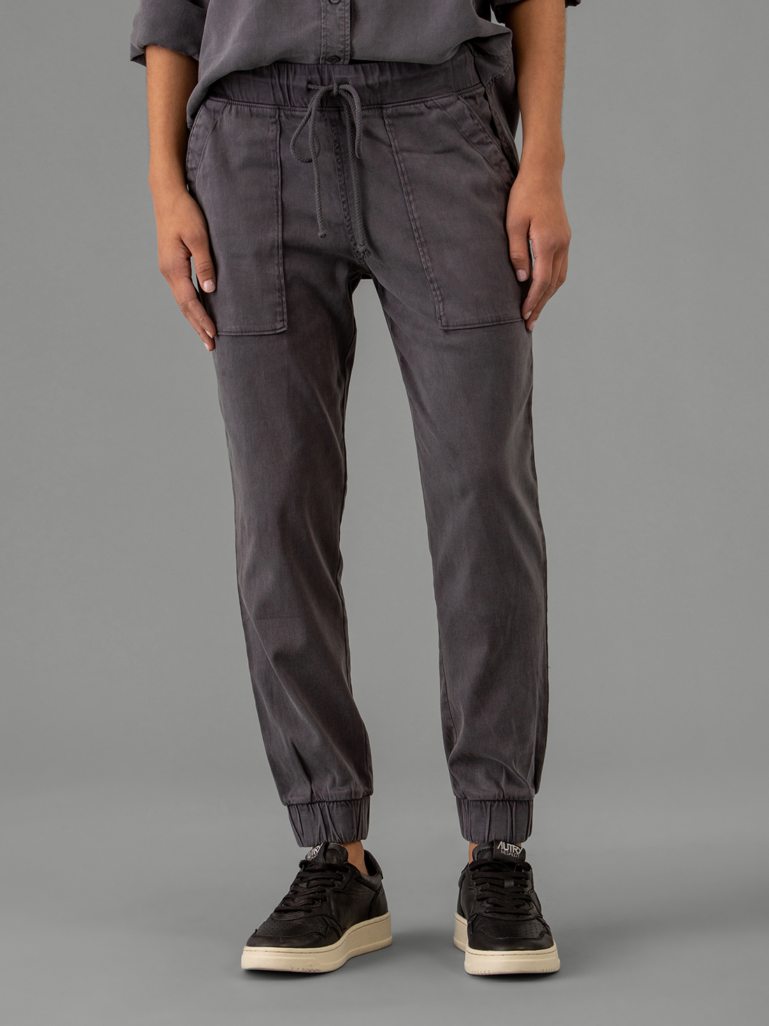 Detailansicht von Lässige Hose im Jogging-Stil von BELLA DAHL