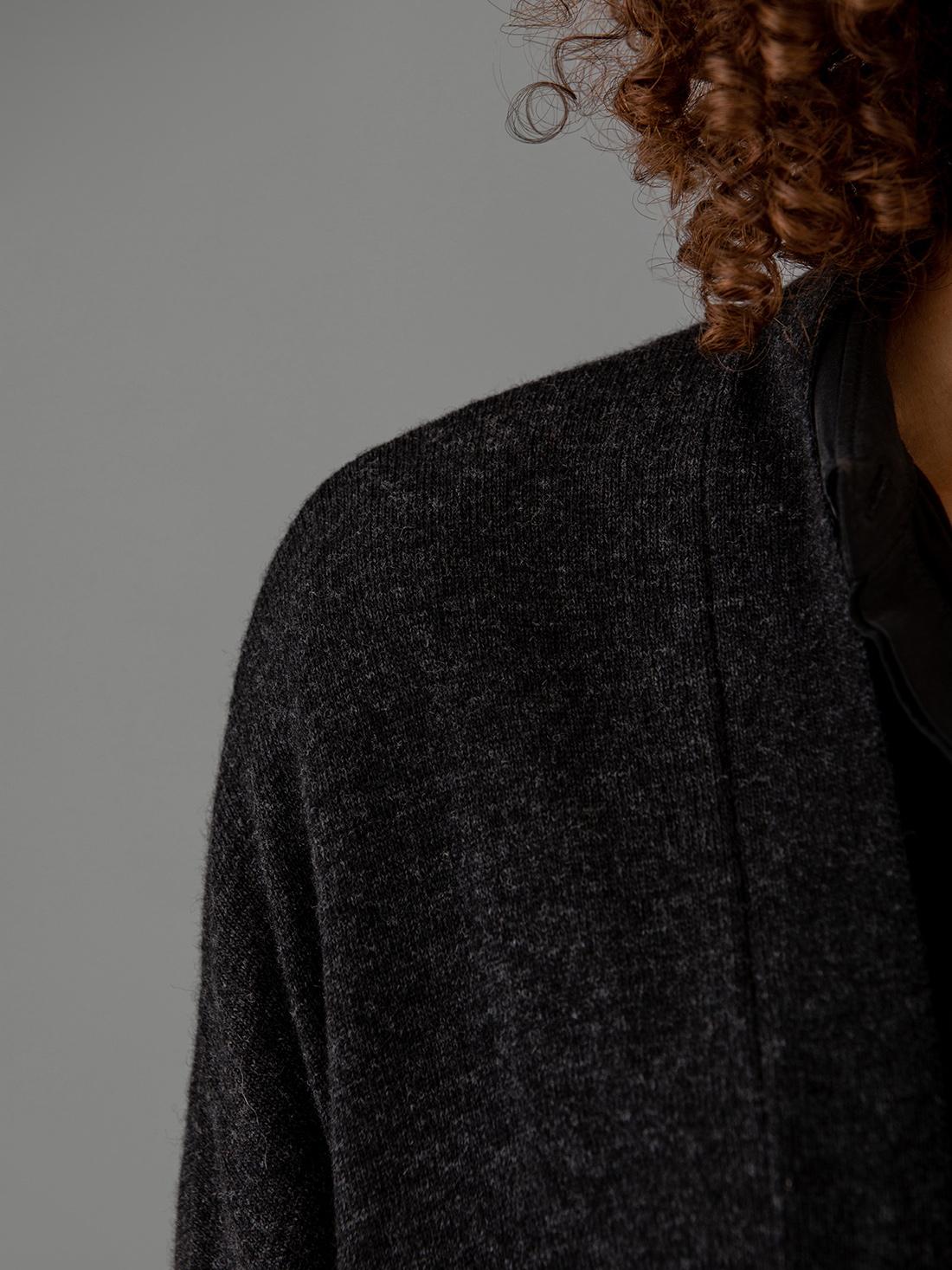 Detailansicht von Langer Cardigan von SIBIN LINNEBJERG