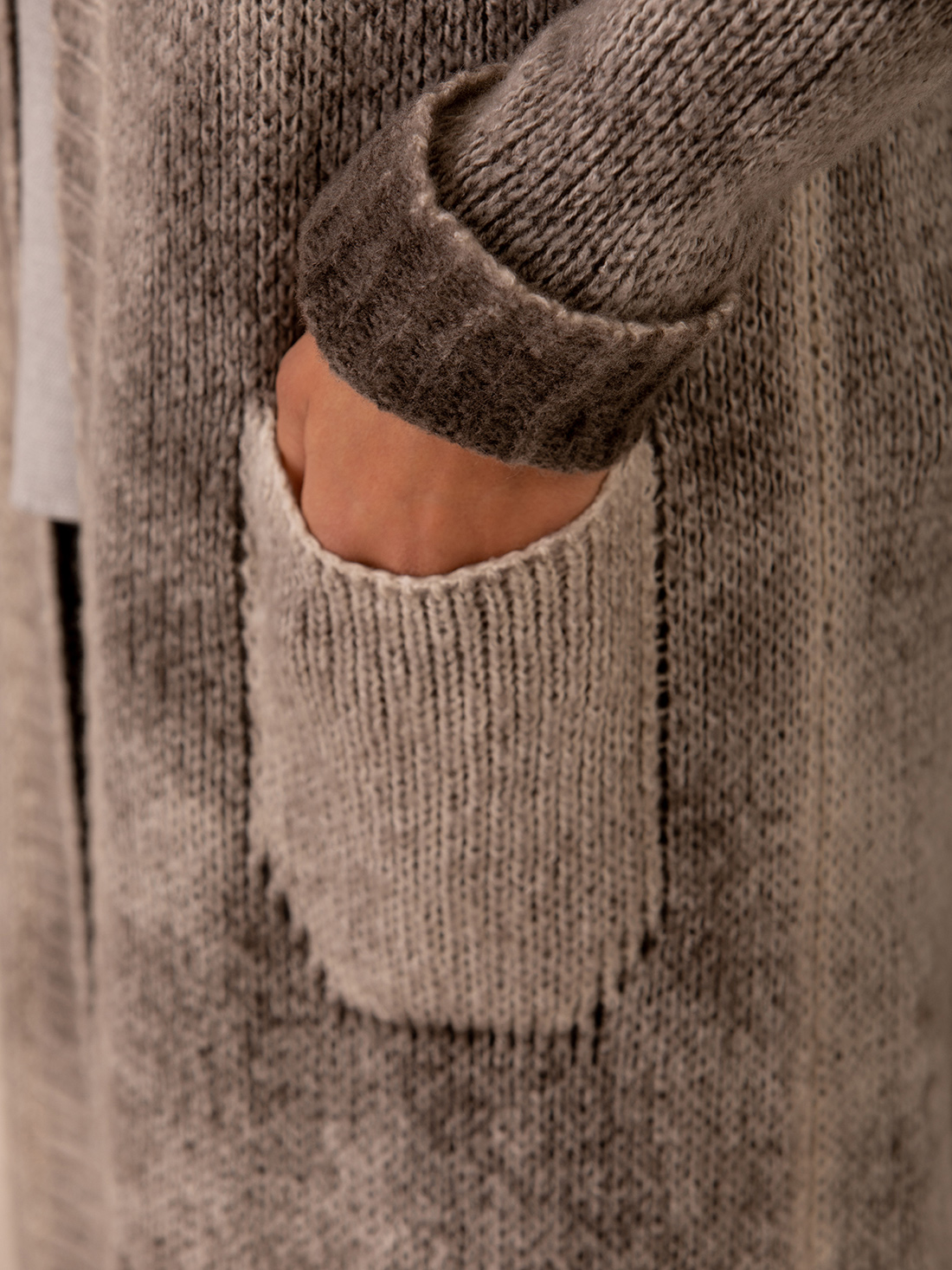 Detailansicht von Cardigan aus Cashmere von AVANT TOI