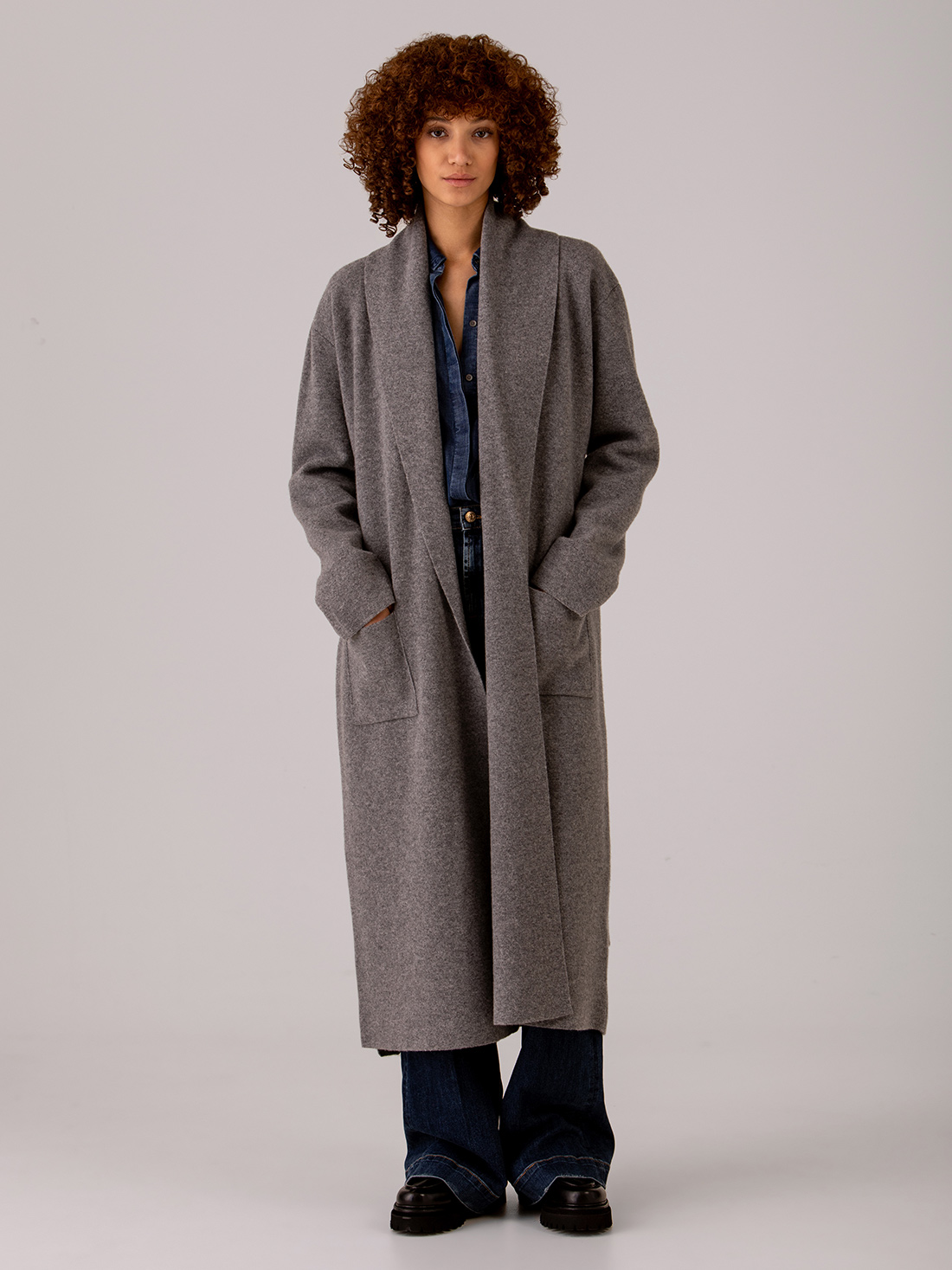 Detailansicht von Wollmantel von ROBERTO COLLINA