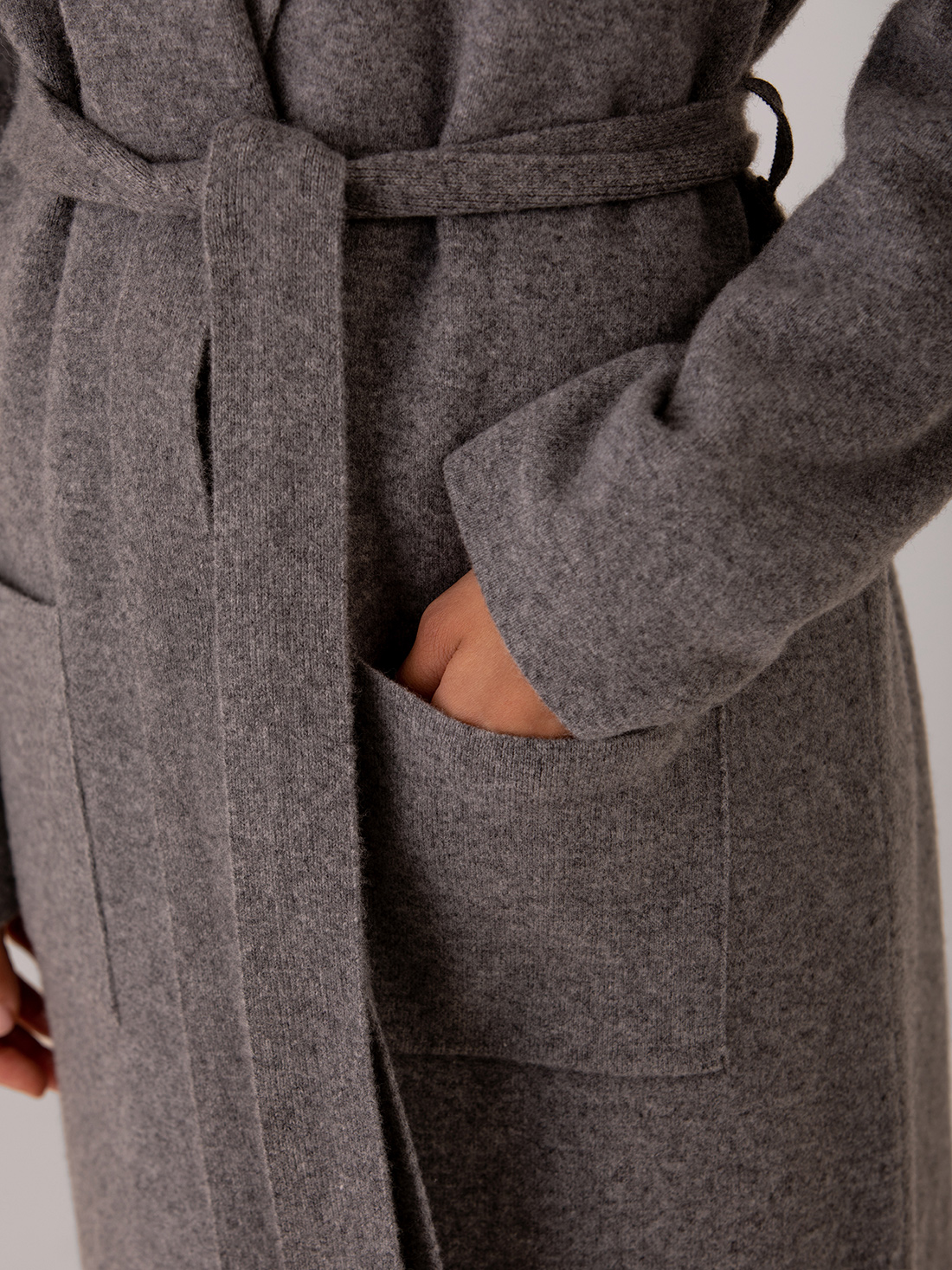 Detailansicht von Wollmantel von ROBERTO COLLINA