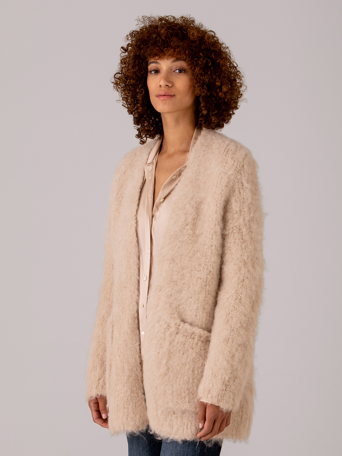 Detailansicht von Strickjacke aus Alpakawolle von ROBERTO COLLINA