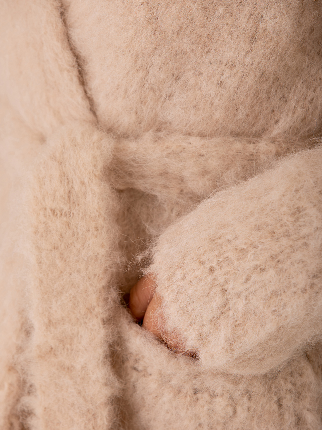 Detailansicht von Strickjacke aus Alpakawolle von ROBERTO COLLINA